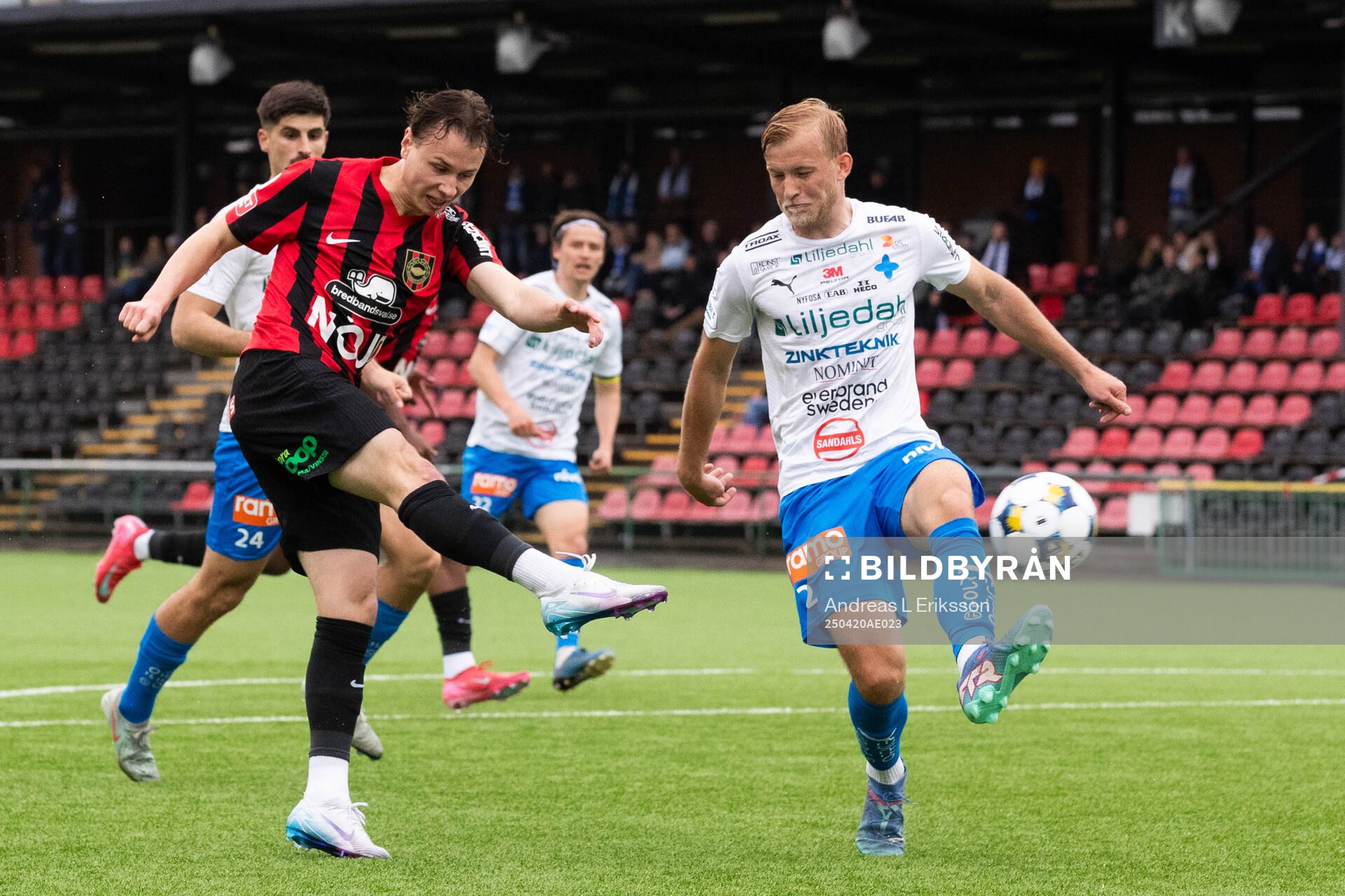 Brommapojkarnas Alex Timossi Andersson skjuter 1-0 för Brommapojkarna under fotbollsmatchen i Allsvenskan mellan Brommapojkarna och Värnamo den 20 april 2025 i Stockholm. 