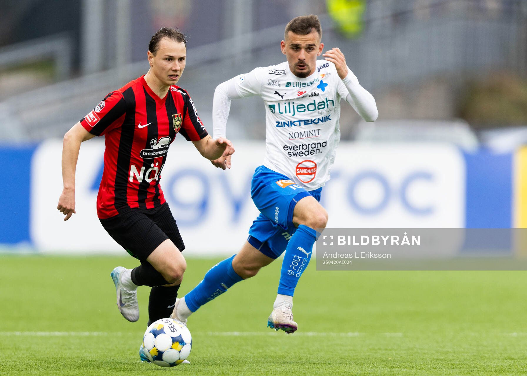 Brommapojkarnas Alex Timossi Andersson och Värnamos Ajdin Zeljkovic under fotbollsmatchen i Allsvenskan mellan Brommapojkarna och Värnamo den 20 april 2025 i Stockholm. 