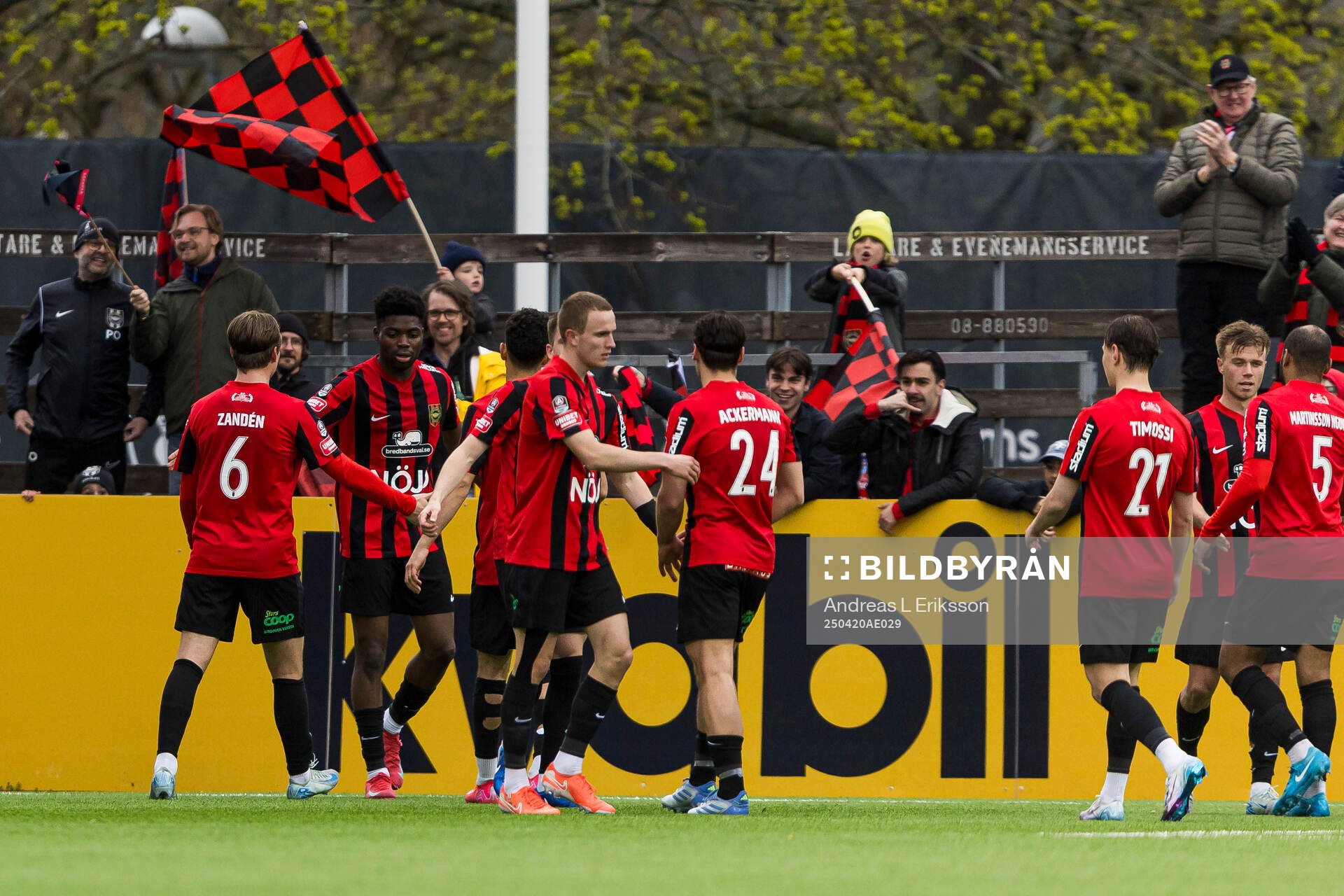 Brommapojkarnas Ezekiel Alladoh jublar