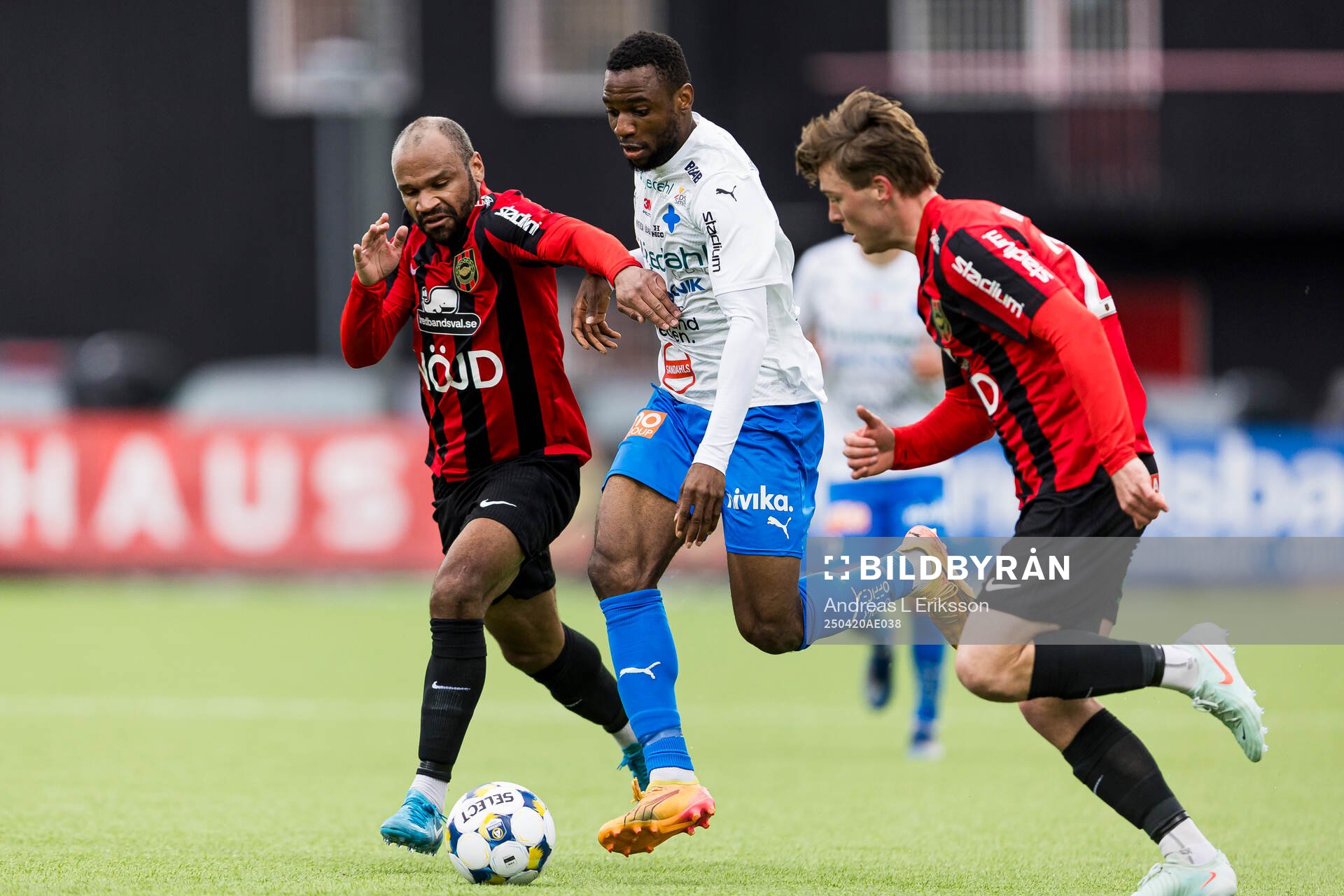 Brommapojkarnas Serge-Junior Martinsson Ngouali och Kaare