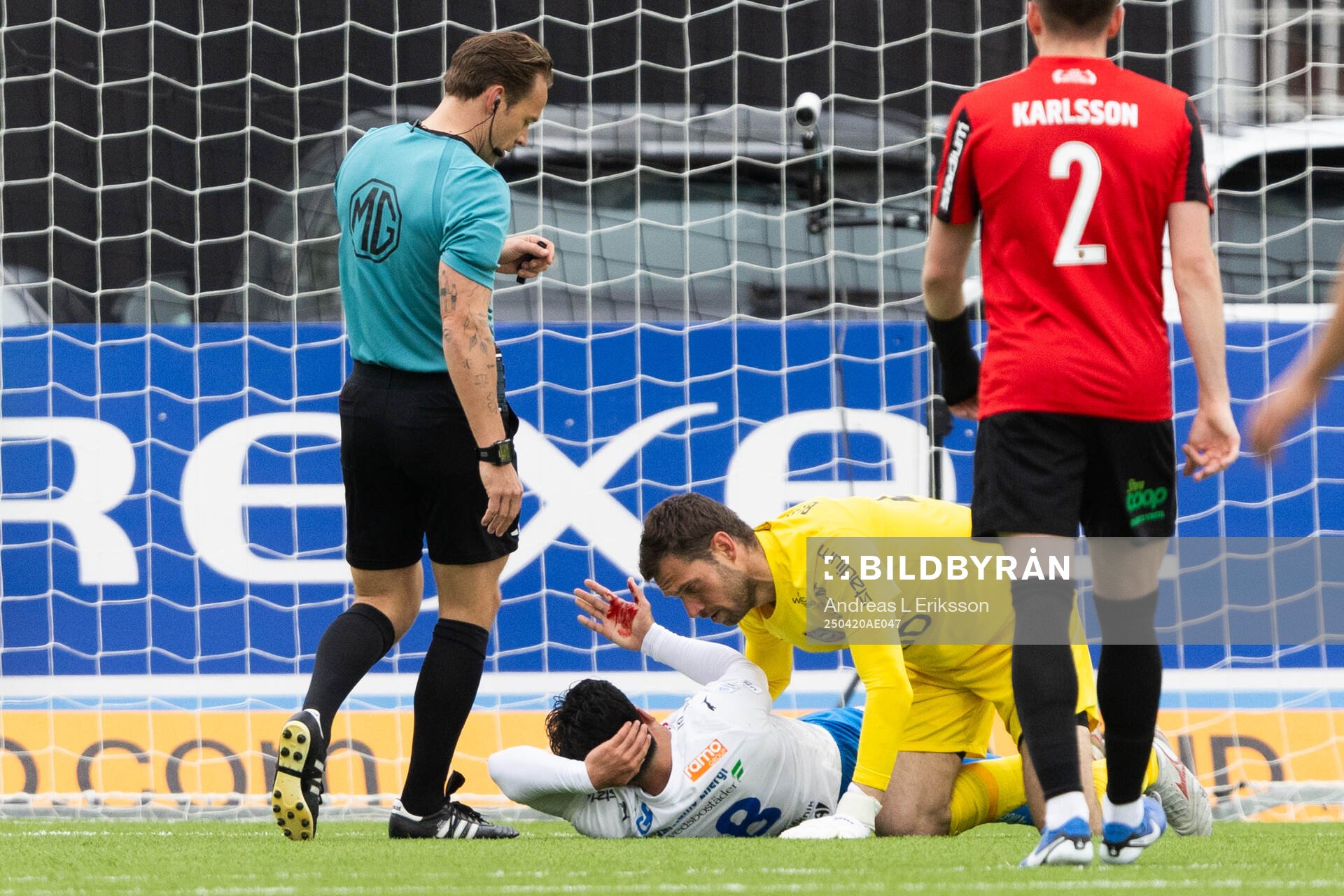 Domare Kristoffer Karlsson tittar till Värnamos Mohammad Alsalkhadi och Brommapojkarnas målvakt Davor Blazevic under fotbollsmatchen i Allsvenskan mellan Brommapojkarna och Värnamo den 20 april 2025 i Stockholm.