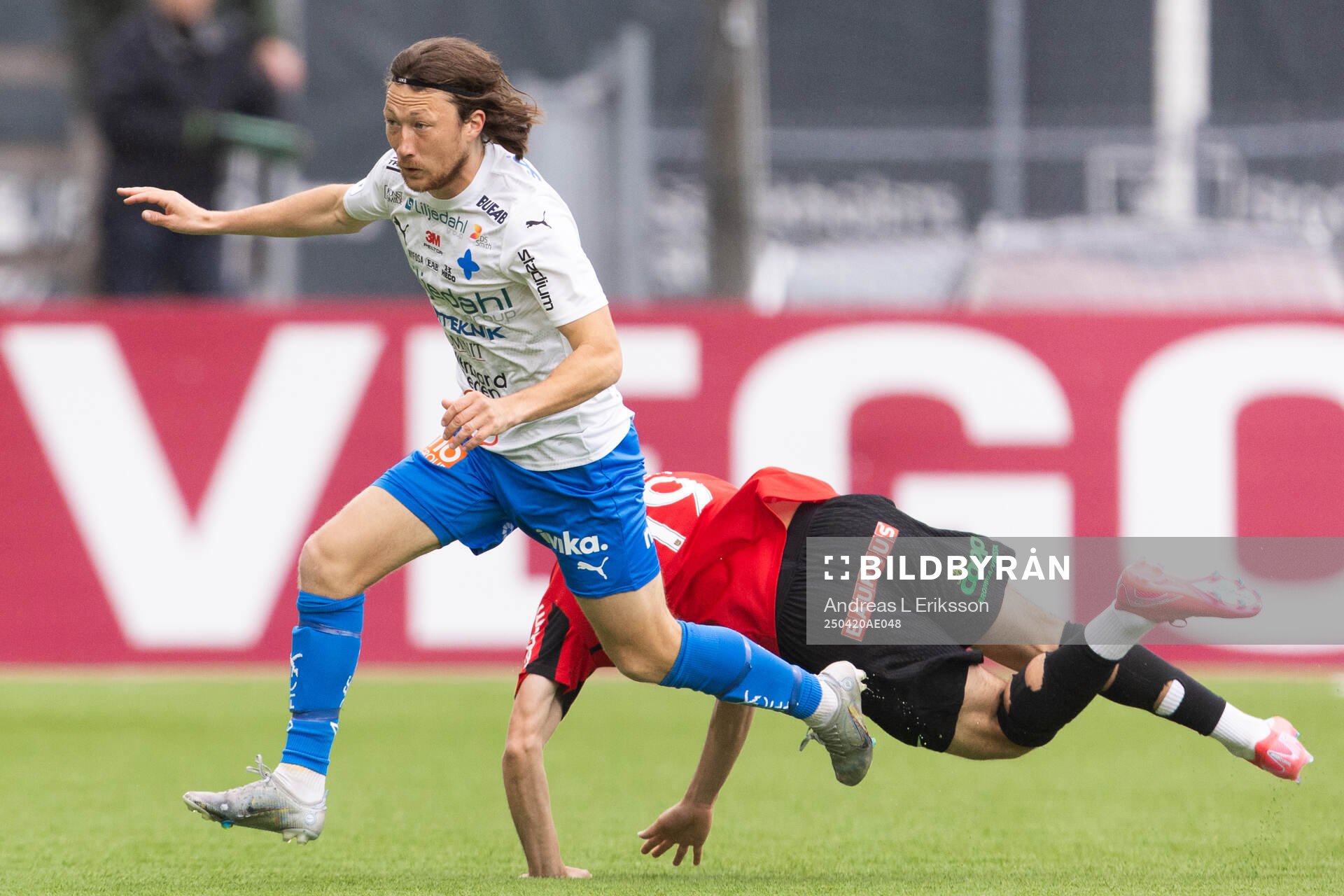 Värnamos Axel Björnström och Brommapojkarnas Daleho Irandust under fotbollsmatchen i Allsvenskan mellan Brommapojkarna och Värnamo den 20 april 2025 i Stockholm. 