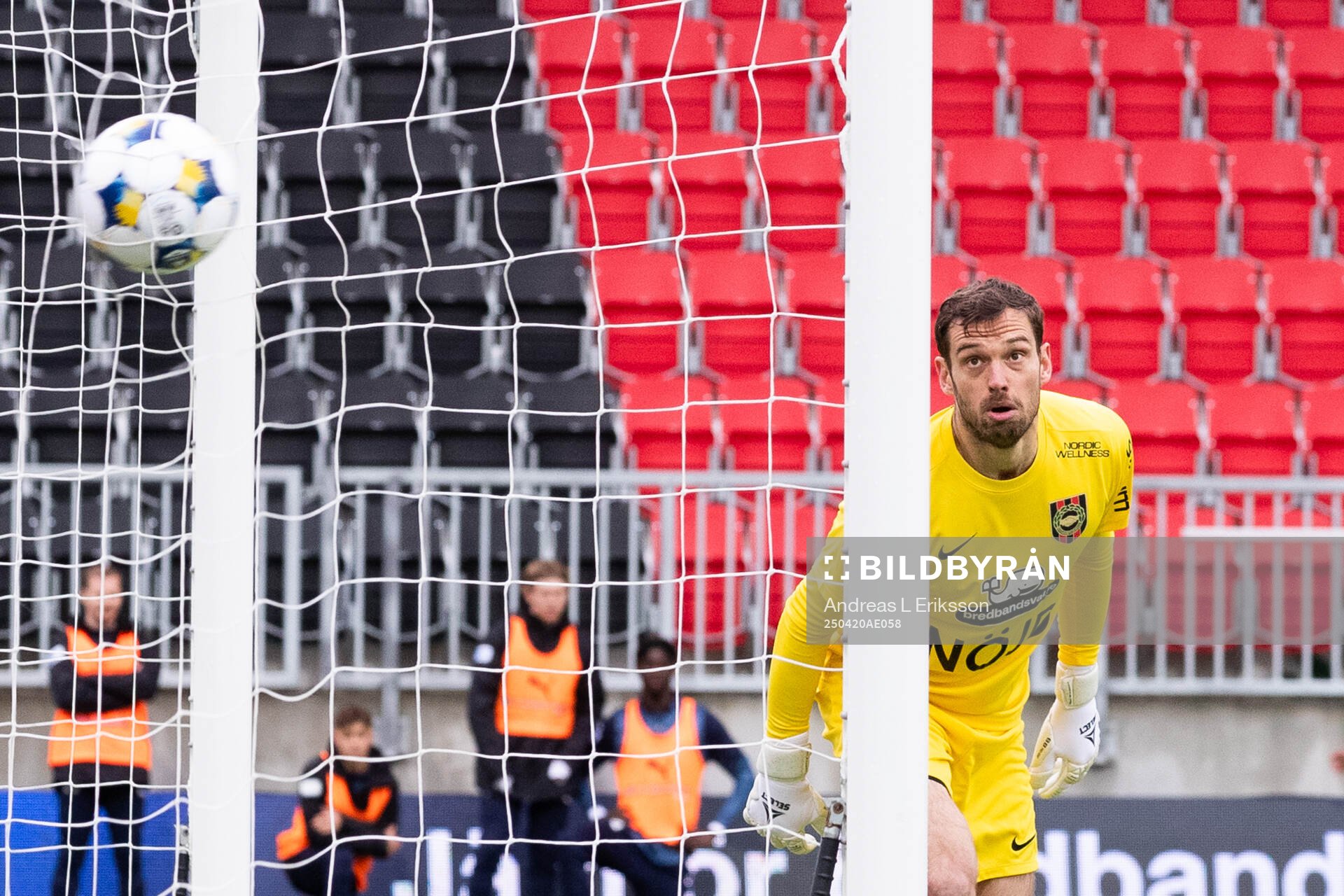 Brommapojkarnas målvakt Davor Blazevic ser hur boller går