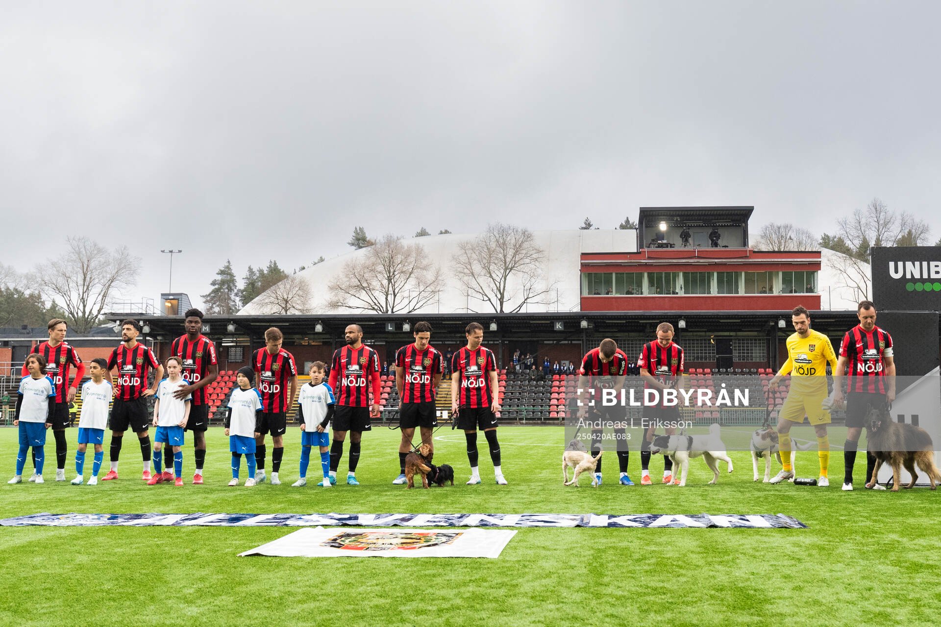 Brommapojkarnas spelare ställer upp