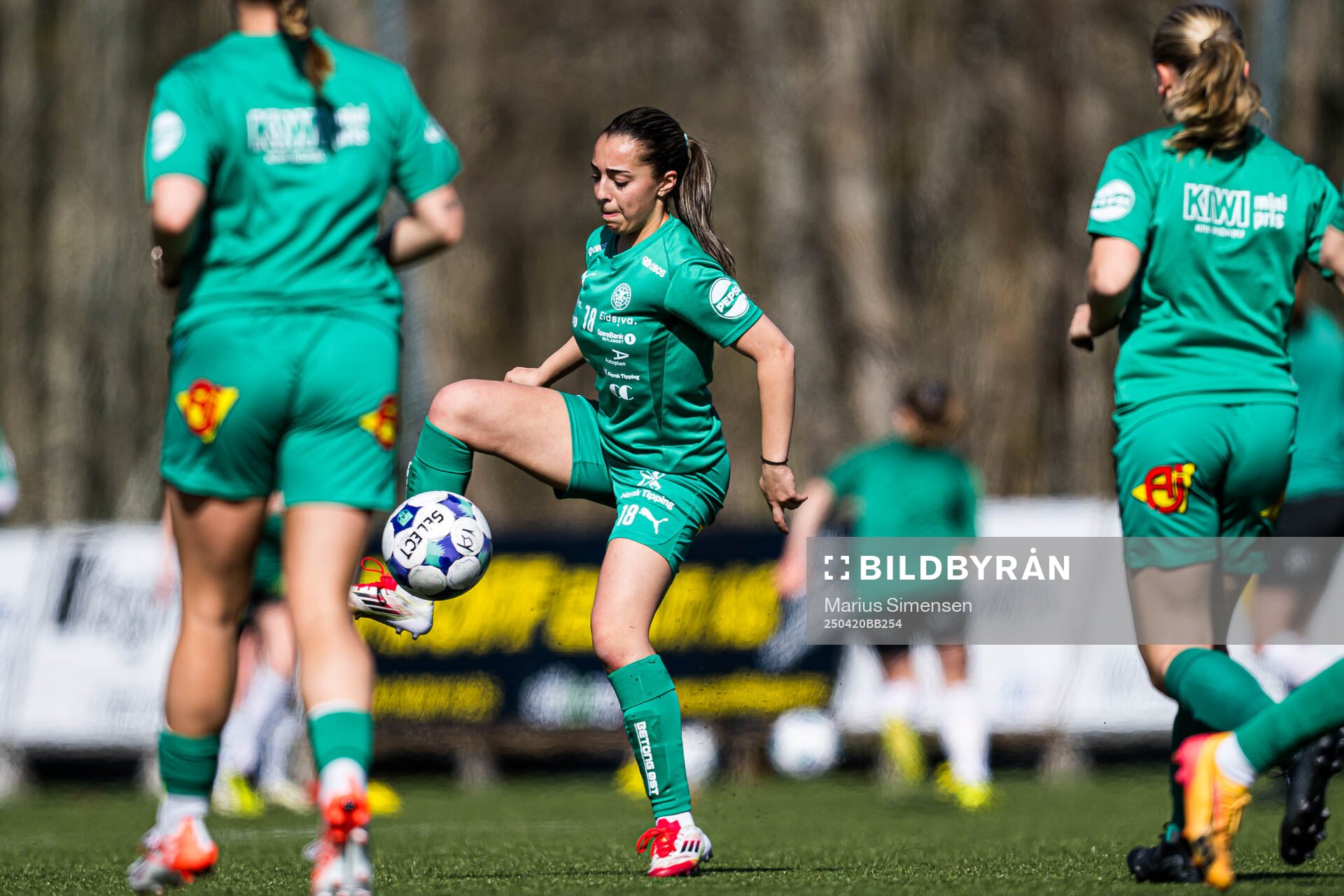 Mariela Papadopoulou Bingen of HamKam warms up
