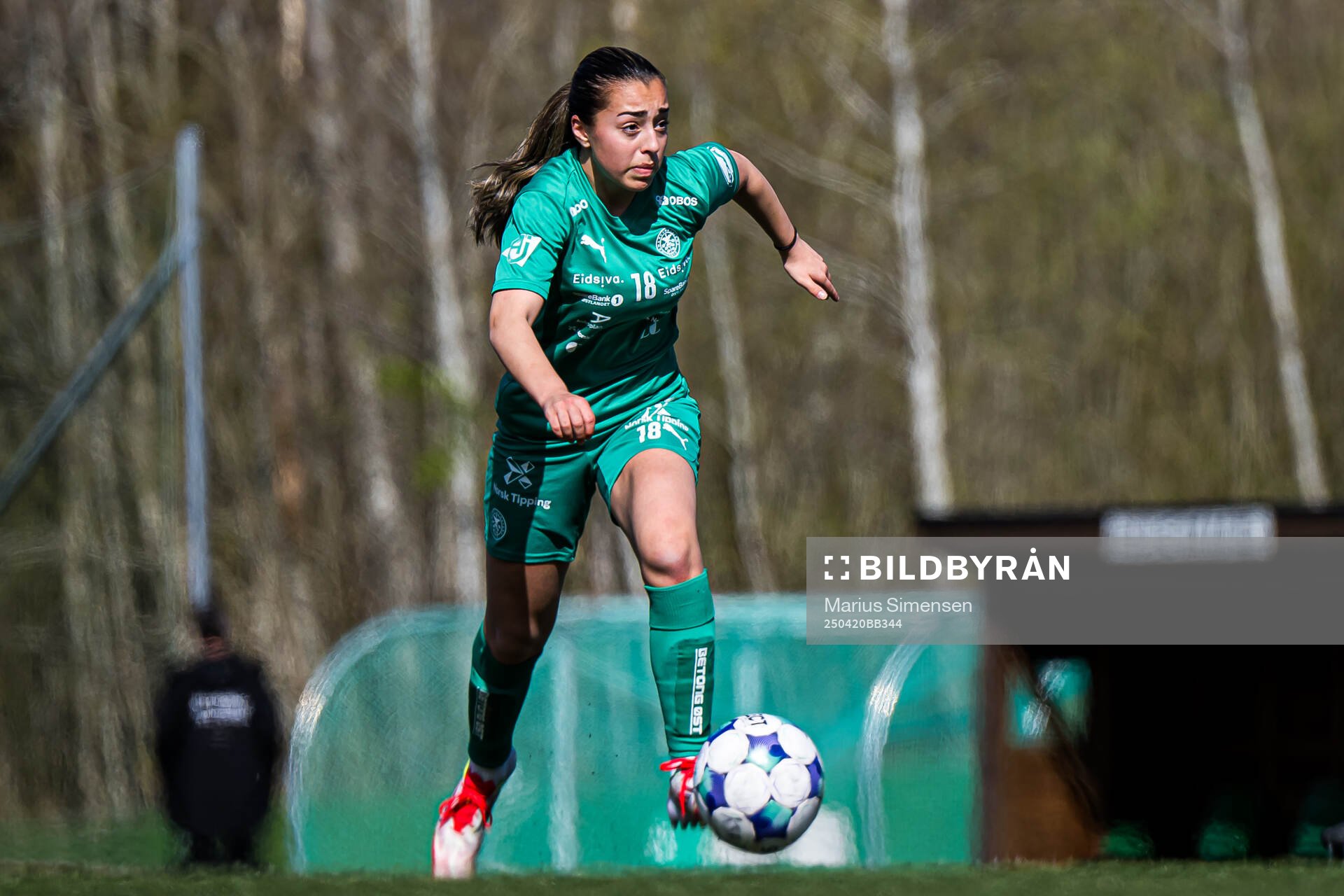Mariela Papadopoulou Bingen of HamKam warms up