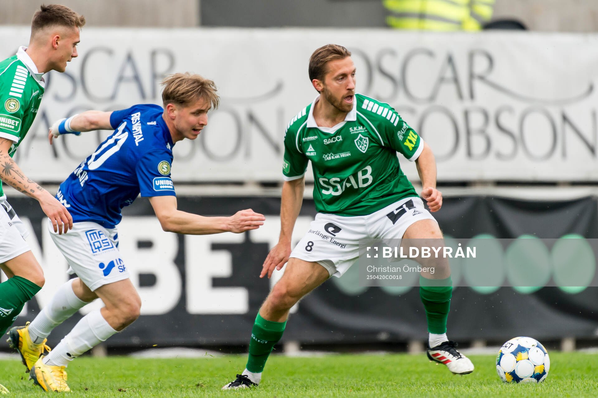 Brages Jacob Stensson och Trelleborgs Axel Vidjeskog under fotbollsmatchen i Superettan mellan Trelleborg och Brage den 20 april 2025 i Trelleborg.
