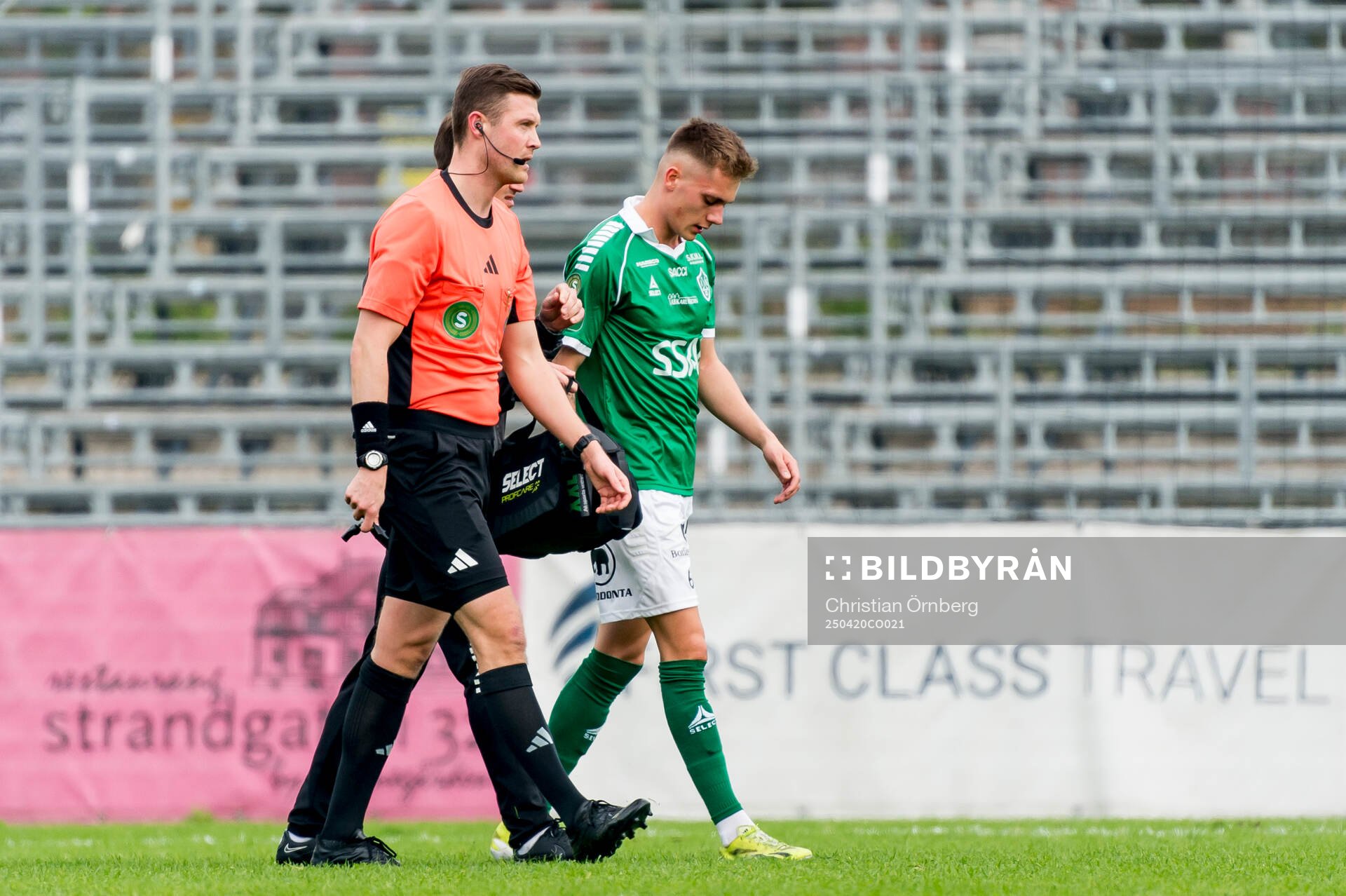 Brages Marinus Larsen har ont under fotbollsmatchen i Superettan mellan Trelleborg och Brage den 20 april 2025 i Trelleborg. 
