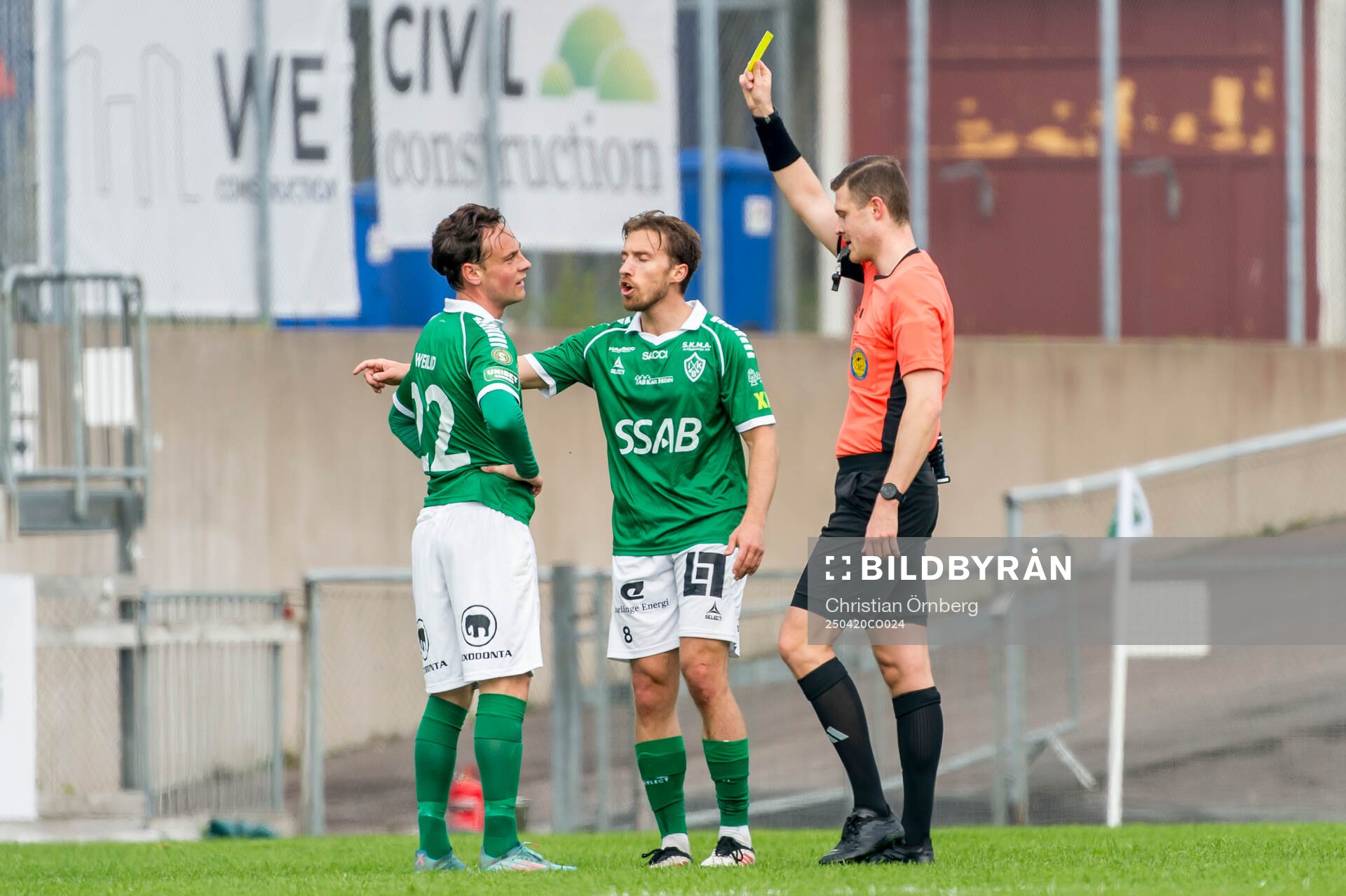 Brages Cesar Weilid får ett gult kort av domare Domare