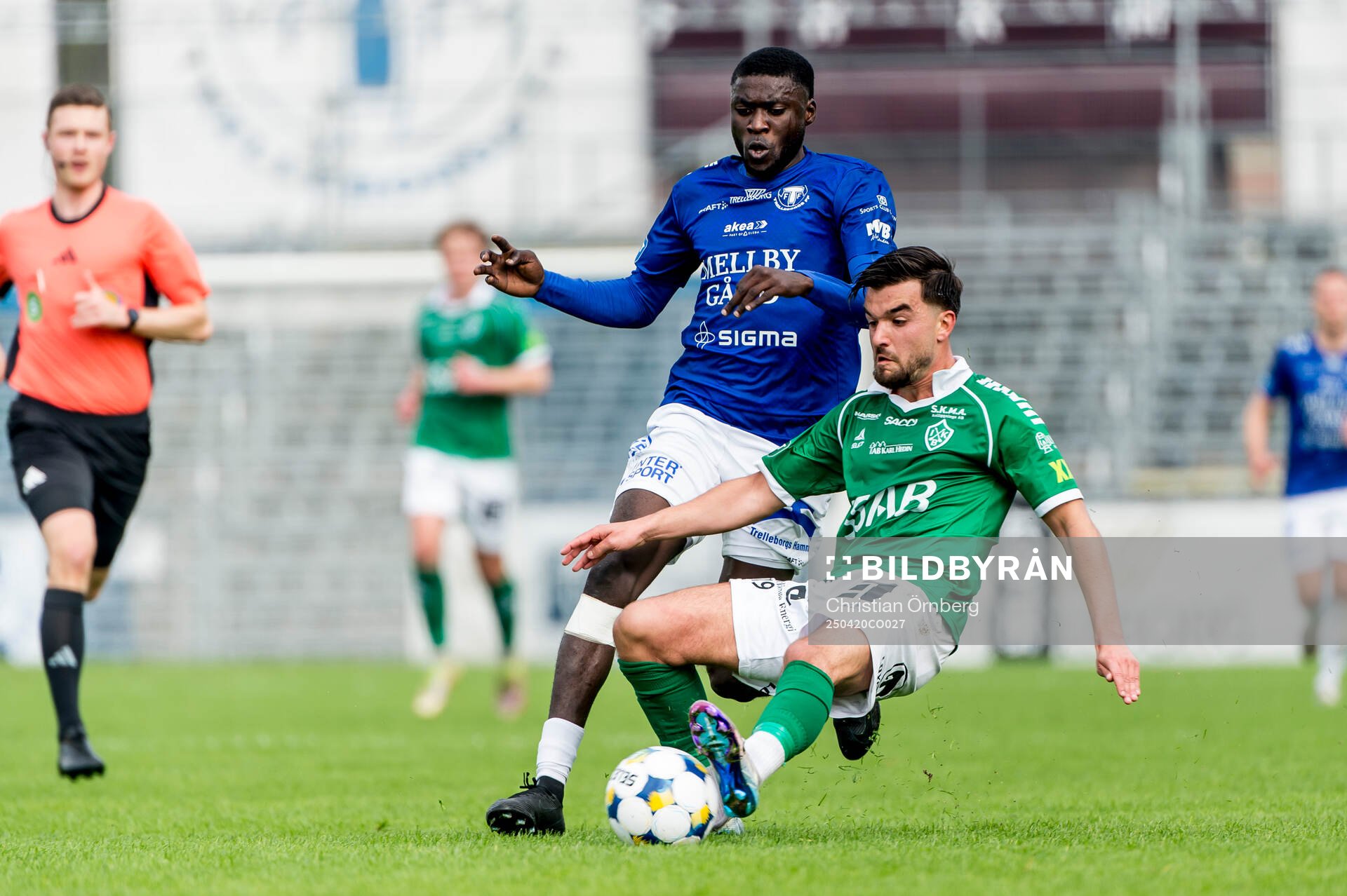 Trelleborgs Emmanuel Godwin och Brages Haris Brkic under fotbollsmatchen i Superettan mellan Trelleborg och Brage den 20 april 2025 i Trelleborg.