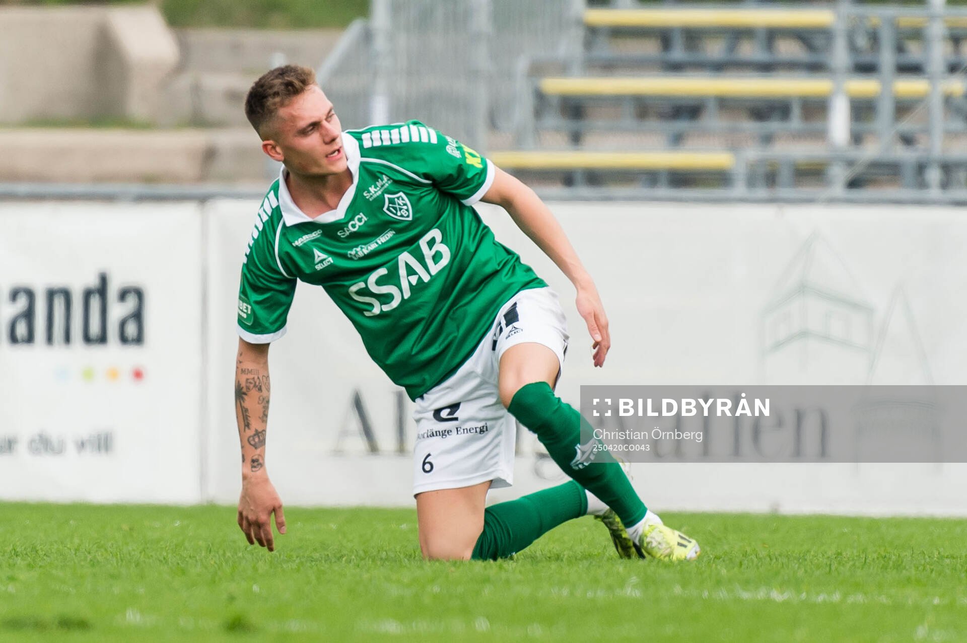 Brages Marinus Larsen lämnar planen under fotbollsmatchen i Superettan mellan Trelleborg och Brage den 20 april 2025 i Trelleborg. 