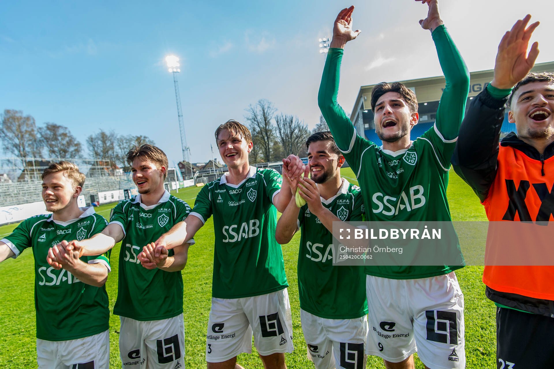 Brages Filip Trpcevski jublar med lagkamraterna