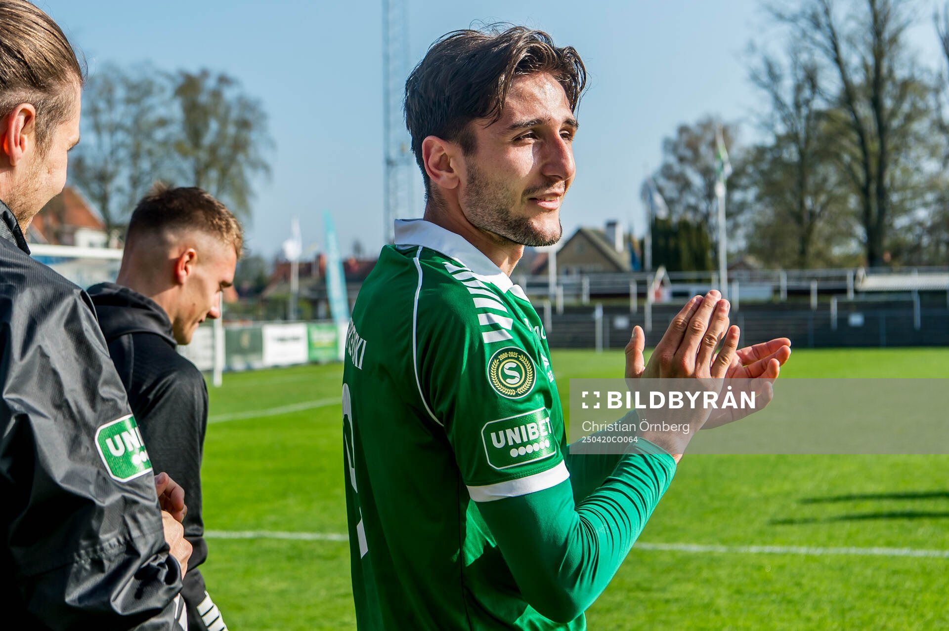 Brages Filip Trpcevski jublar med lagkamraterna