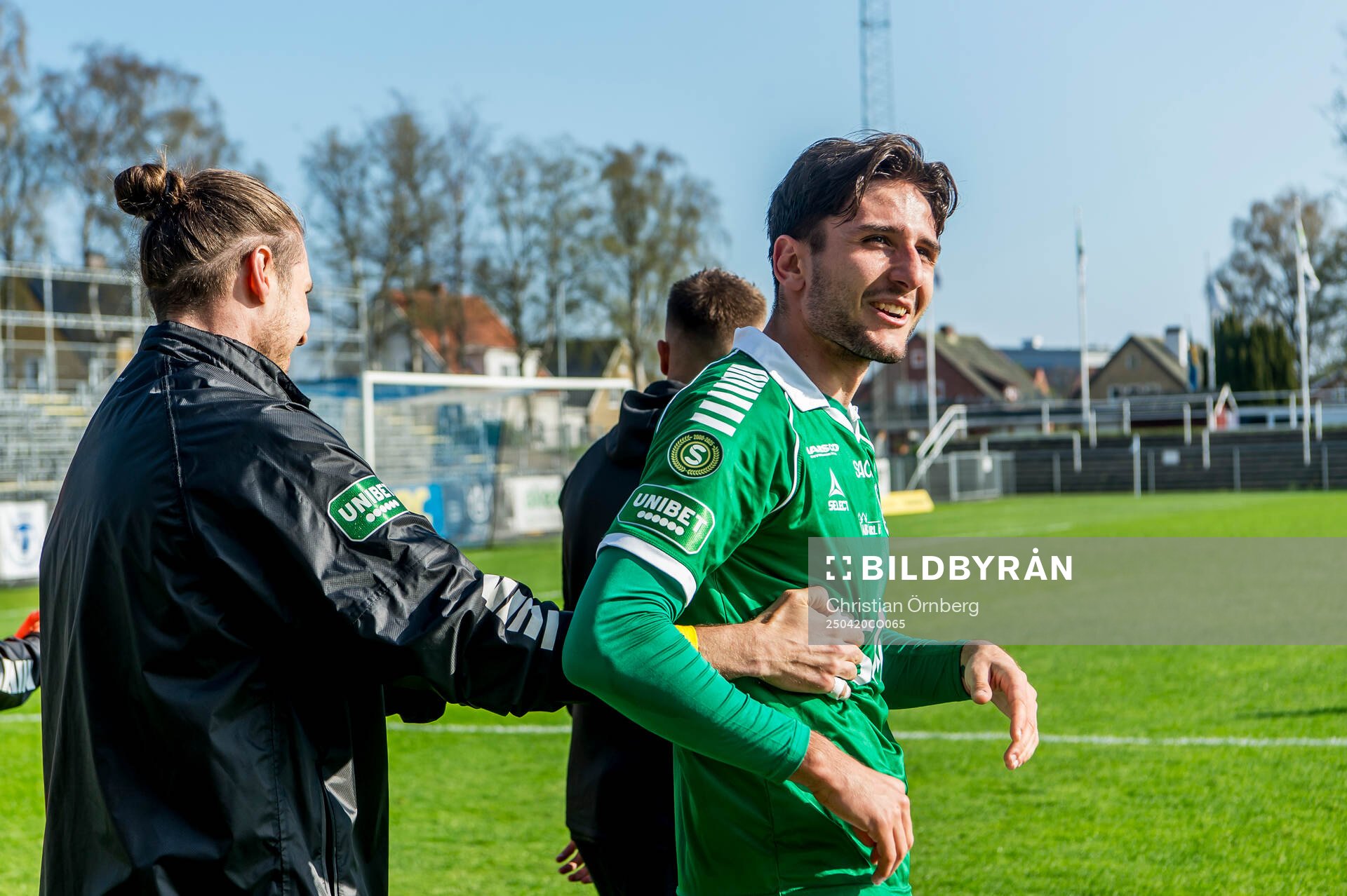 Brages Filip Trpcevski jublar med lagkamraterna