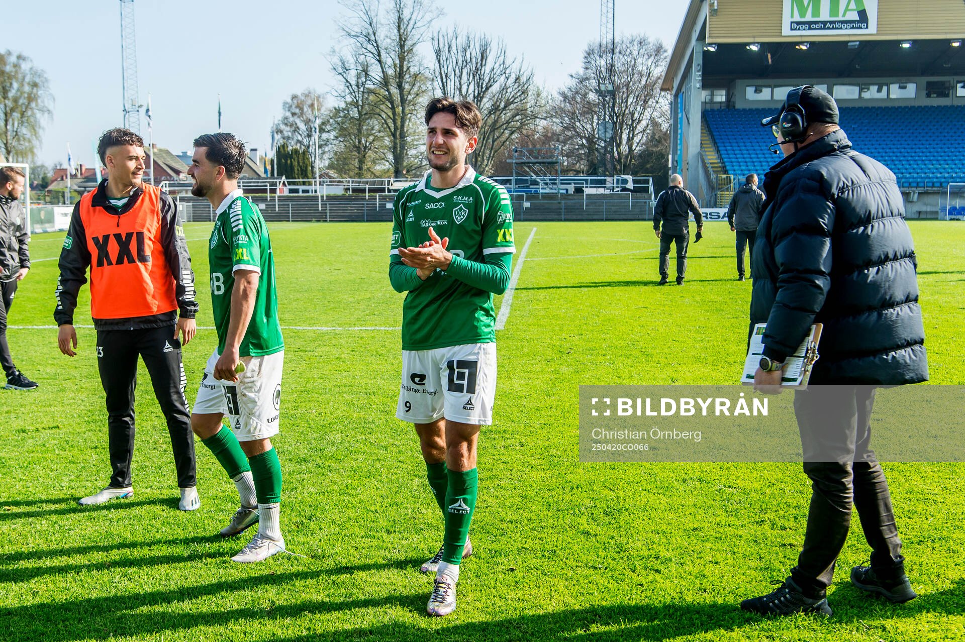 Brages Filip Trpcevski jublar med lagkamraterna