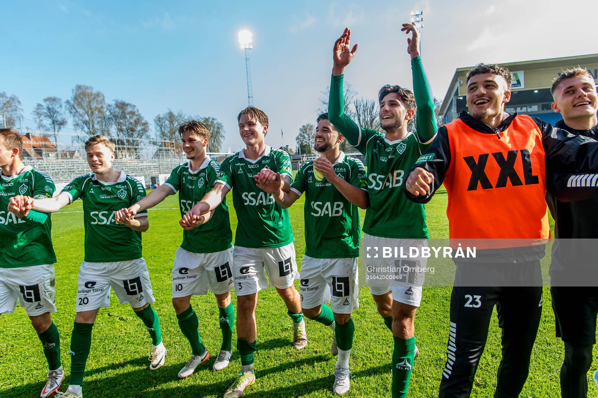 Brages Filip Trpcevski jublar med lagkamraterna