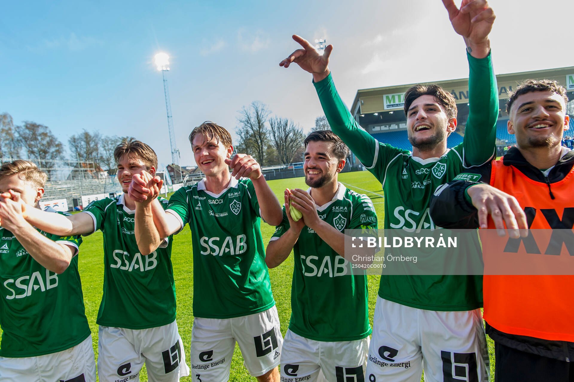 Brages Filip Trpcevski jublar med lagkamraterna