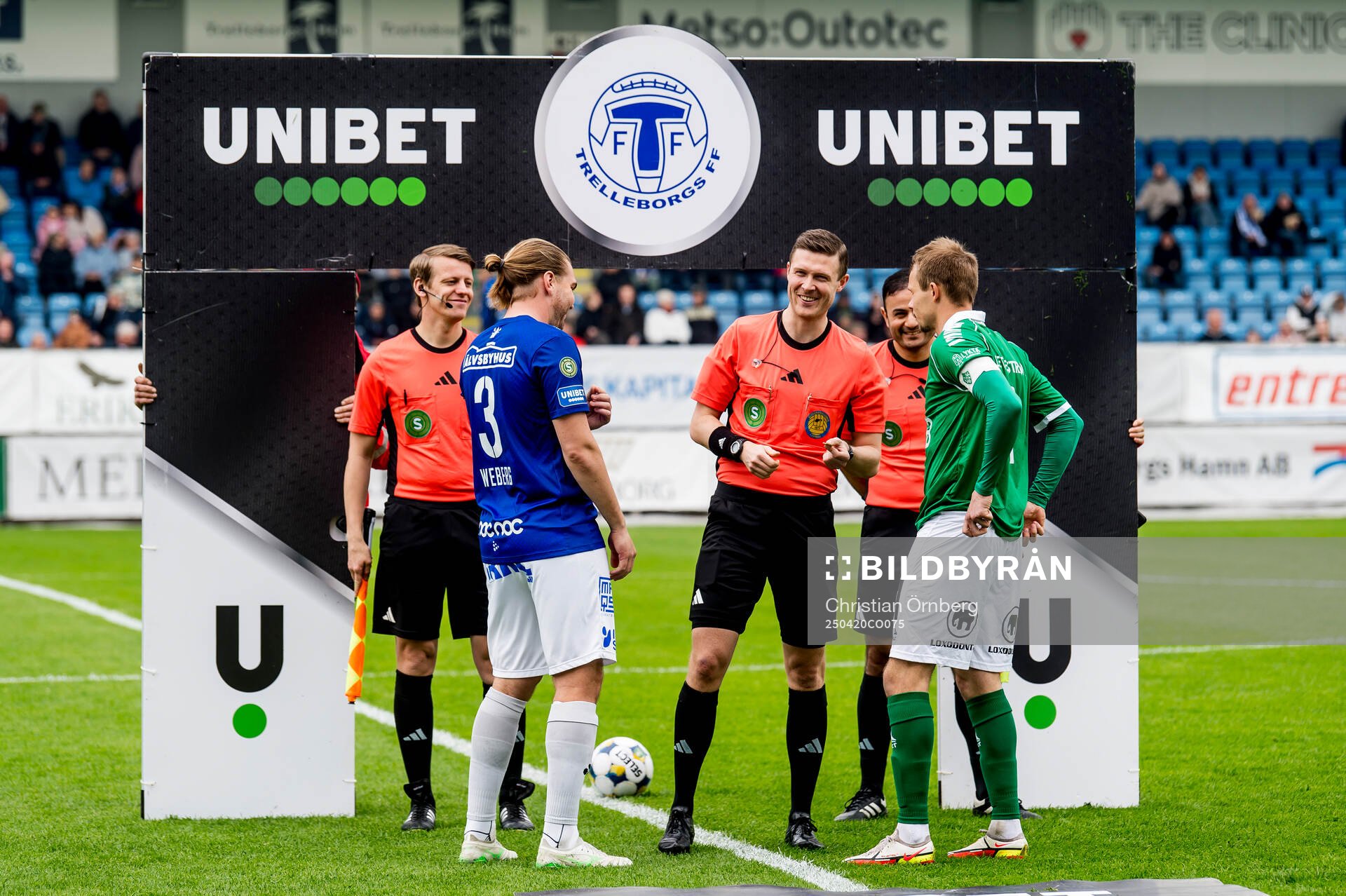 Domare Erik Mattsson med Trelleborgs Charlie Weberg och