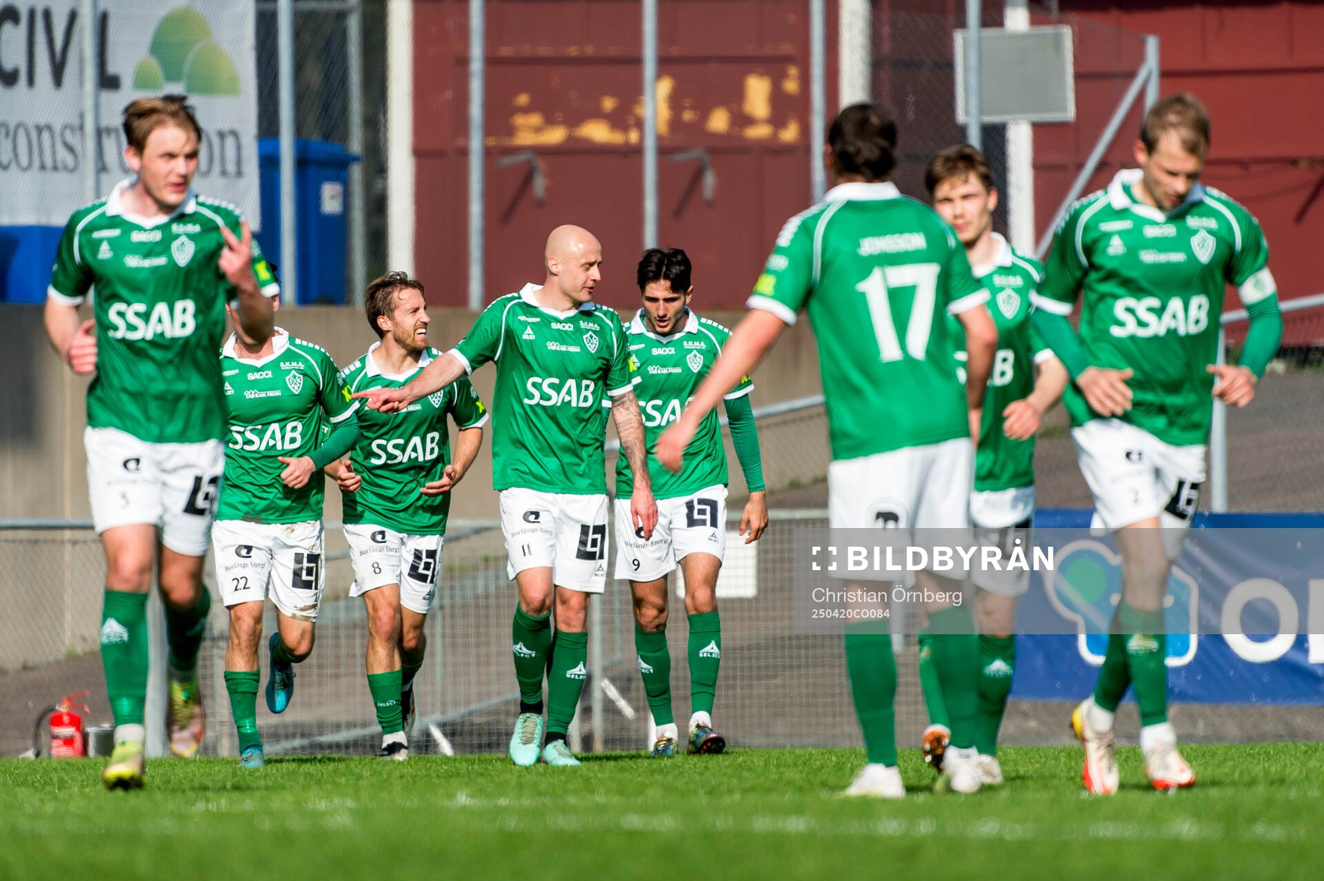 Brages Filip Trpcevski jublar med lagkamraterna