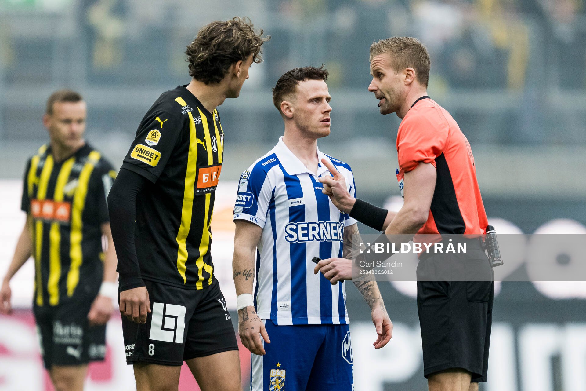Domare Glenn Nyberg i samtal med Häckens Silas Andersen