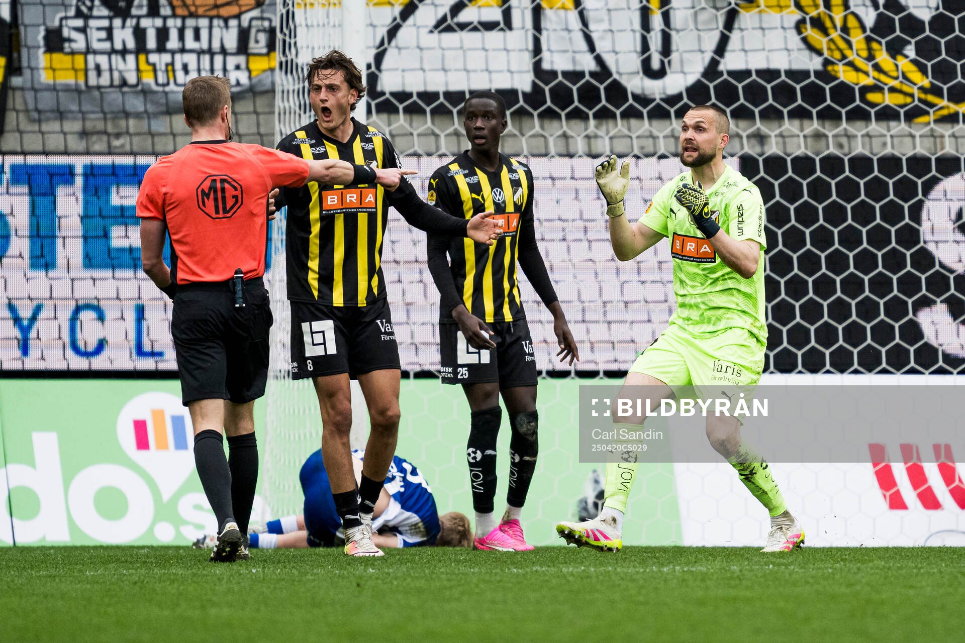 Häckens Silas Andersen och målvakt Oscar Jansson reagerar