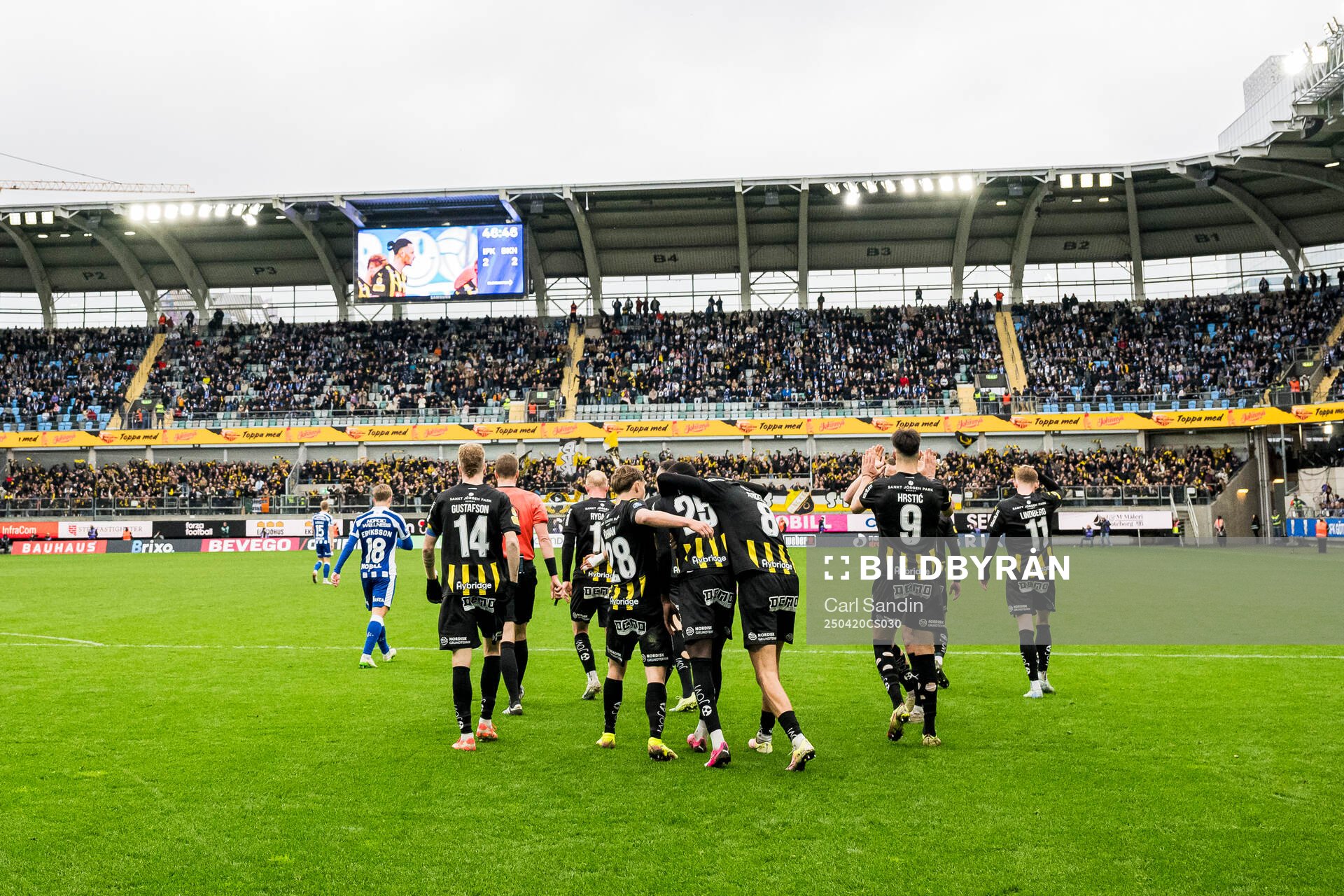 Häckens Amor Layouni jublar