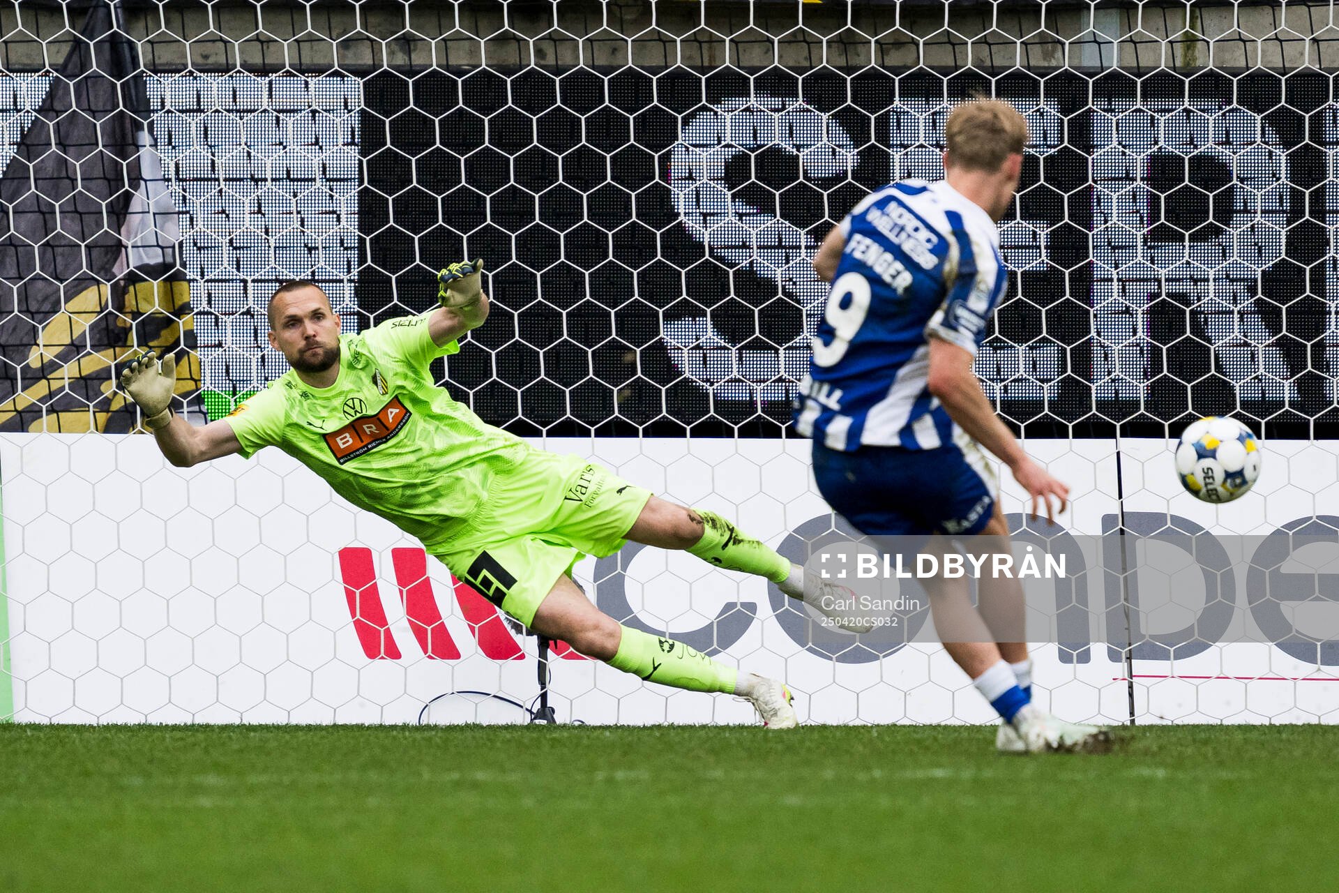 Häckens målvakt Oscar Jansson och IFK Göteborgs Max