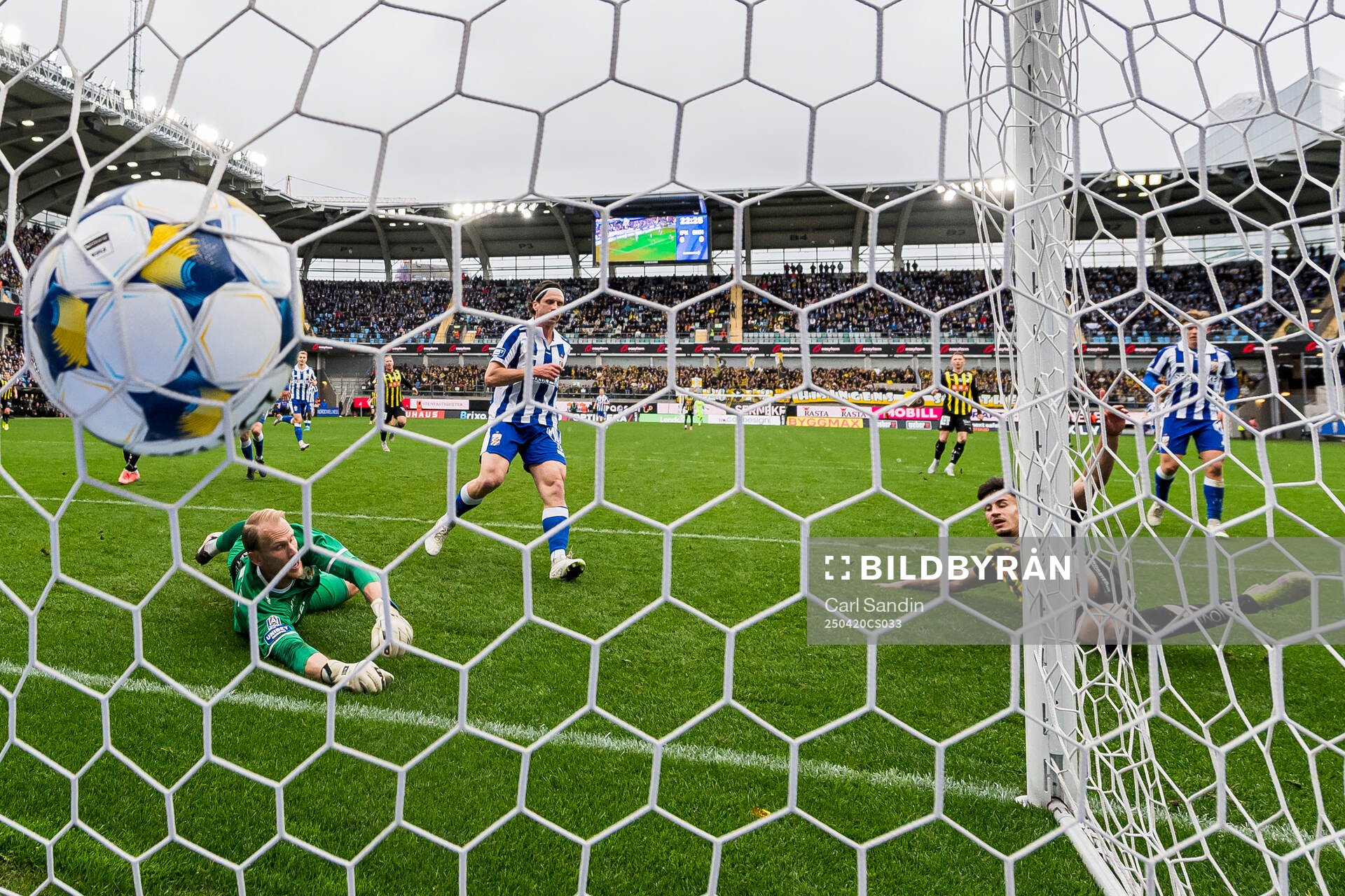 Häckens Srdjan Hrstic gör 0-1 på IFK Göteborgs målvakt
