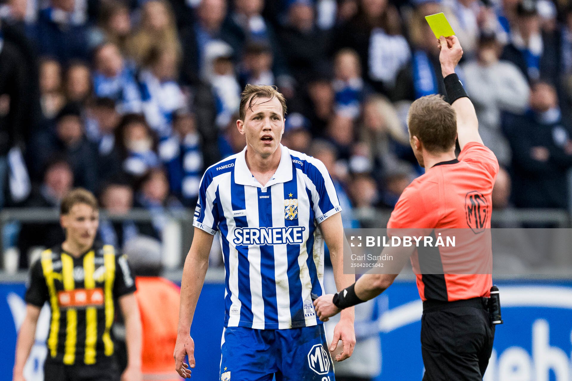 IFK Göteborgs Adam Carlén får ett gult kort