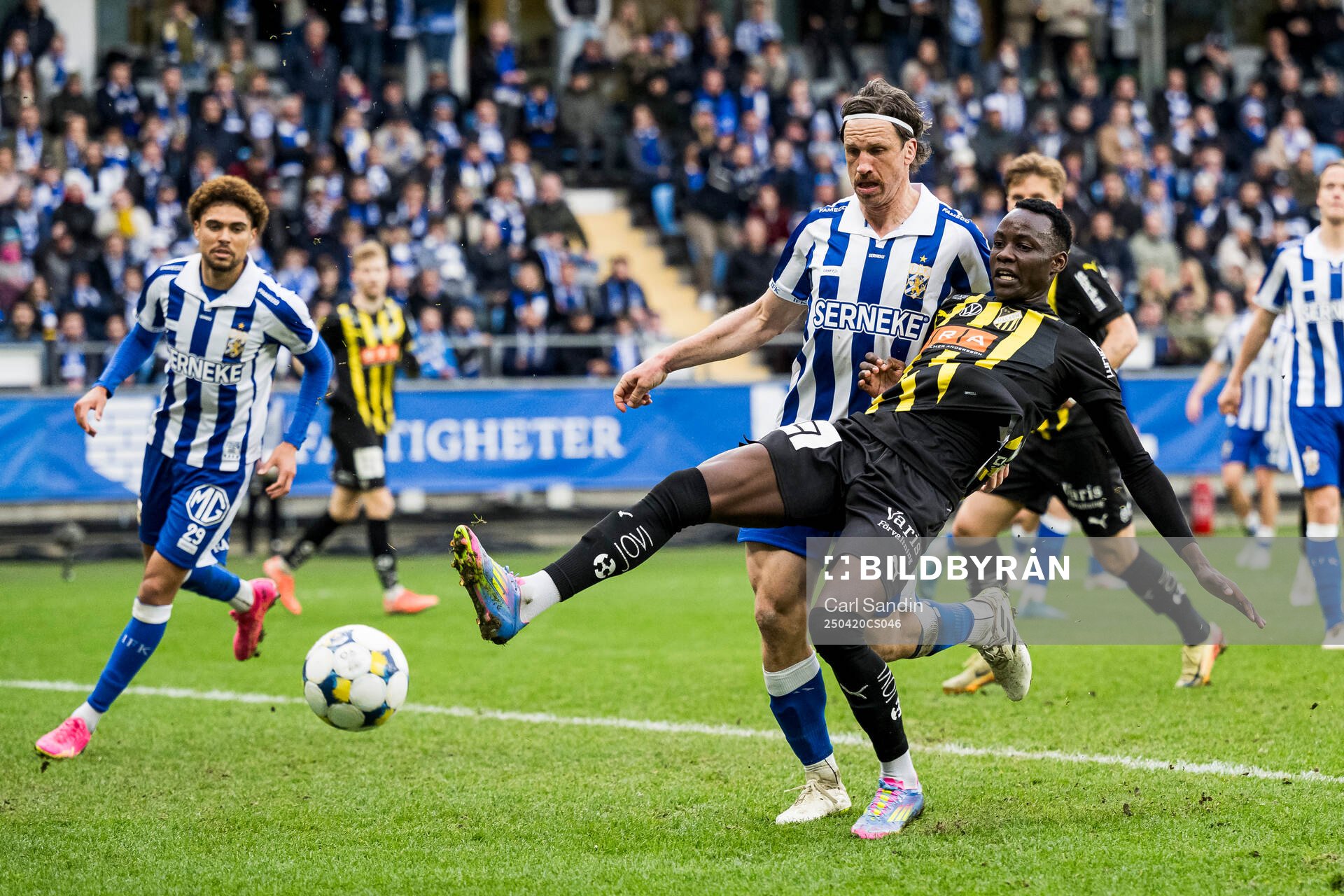 IFK Göteborgs Gustav Svensson och Häckens John Paul Dembe under fotbollsmatchen i Allsvenskan mellan IFK Göteborg och Häcken den 20 april 2025 i Göteborg.