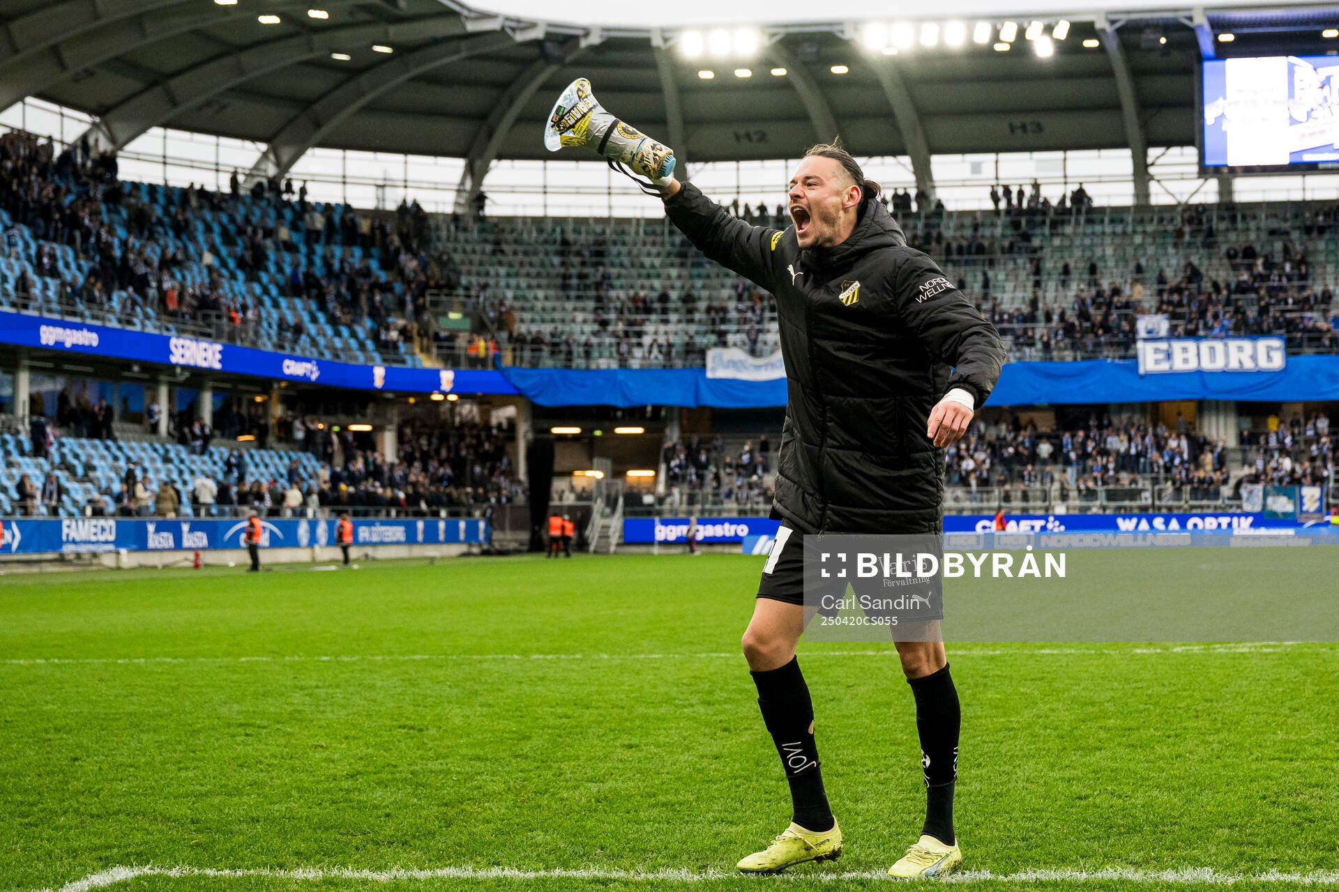 Häckens Amor Layouni jublar efter fotbollsmatchen i Allsvenskan mellan IFK Göteborg och Häcken den 20 april 2025 i Göteborg. 