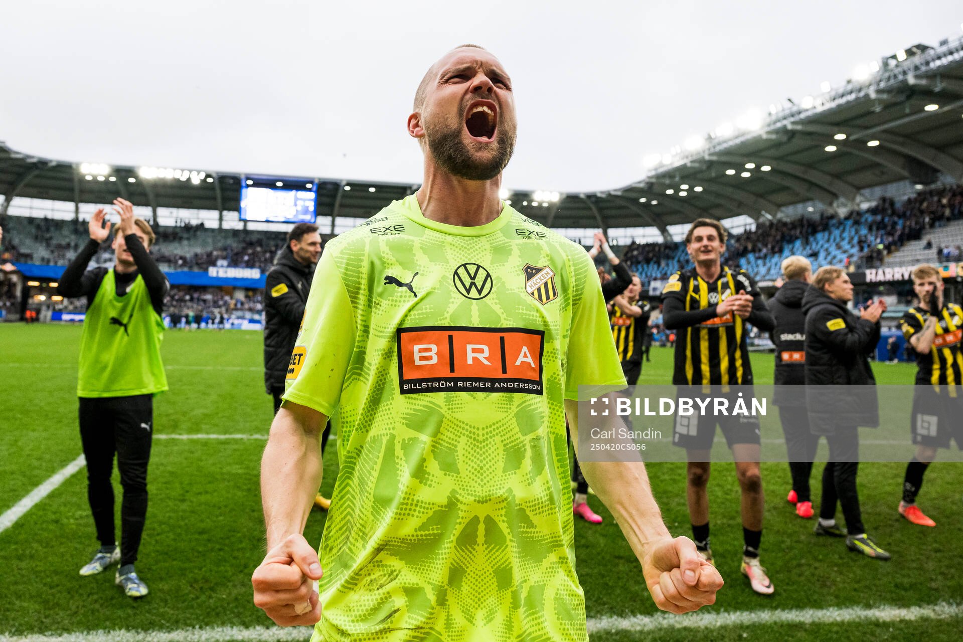 Häckens målvakt Oscar Jansson jublar