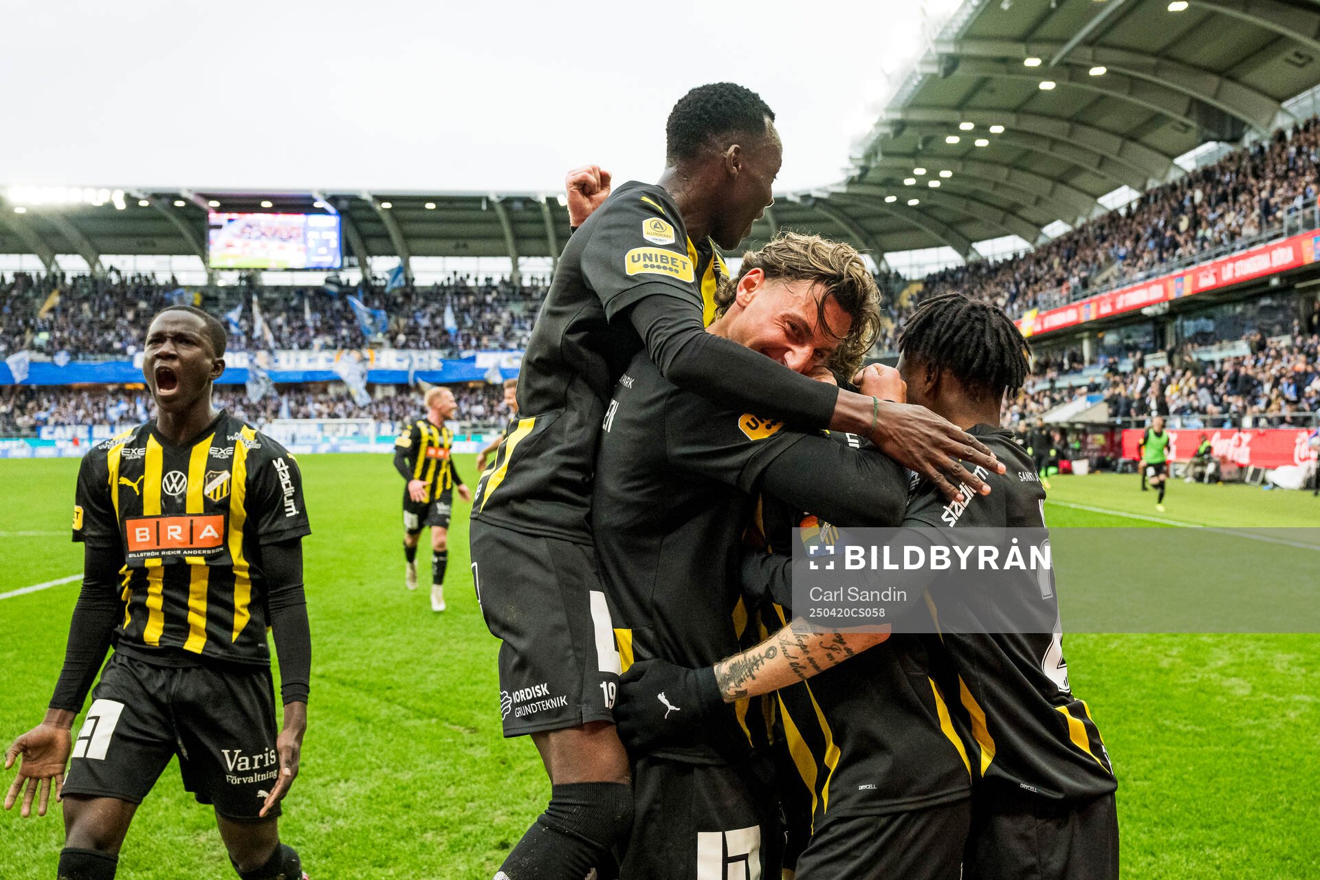 Häckens Simon Gustafson jublar tillsammans med lagkamrater efter 2-3 under fotbollsmatchen i Allsvenskan mellan IFK Göteborg och Häcken den 20 april 2025 i Göteborg.