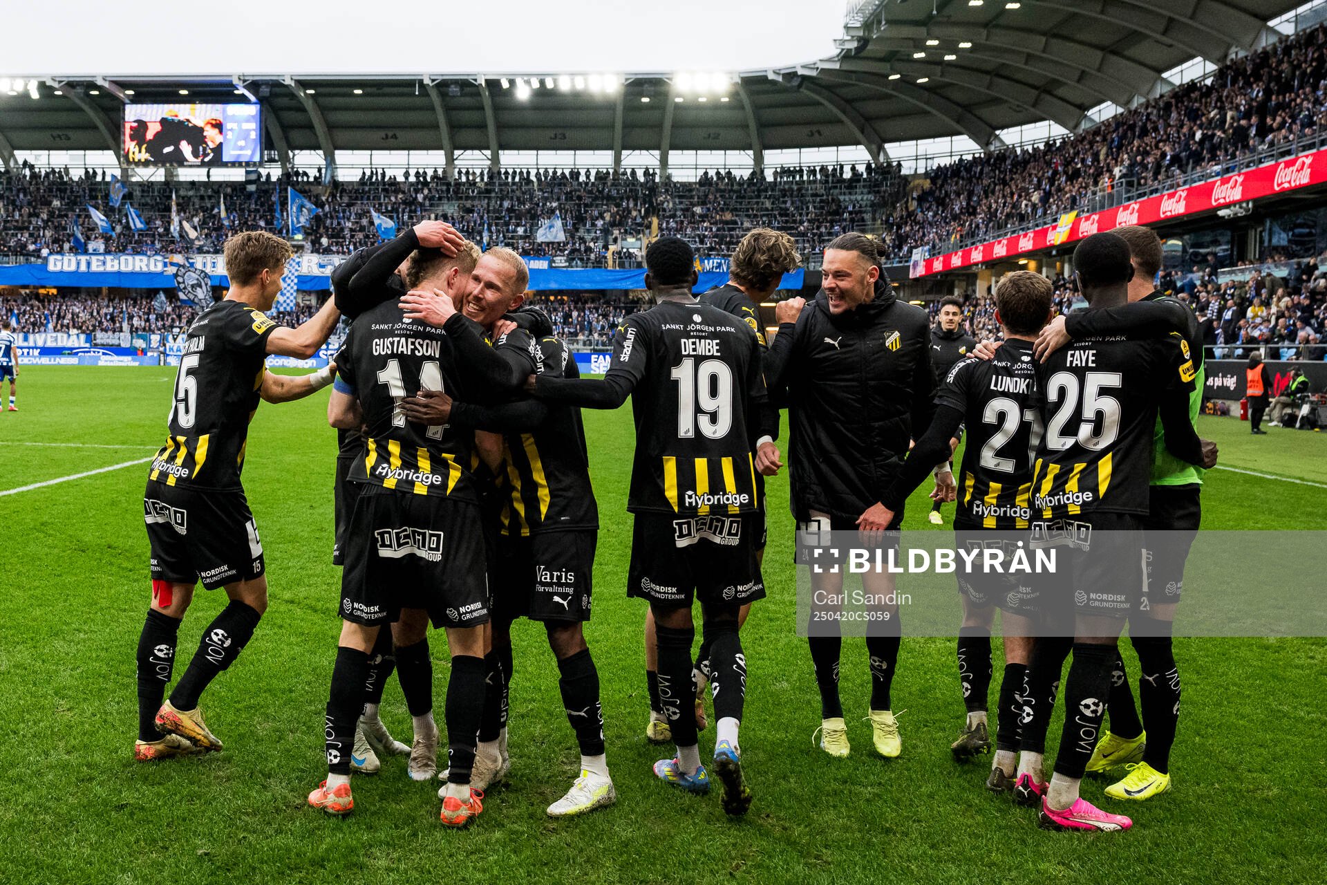 Häckens Simon Gustafson jublar tillsammans med lagkamrater efter 2-3 under fotbollsmatchen i Allsvenskan mellan IFK Göteborg och Häcken den 20 april 2025 i Göteborg. 