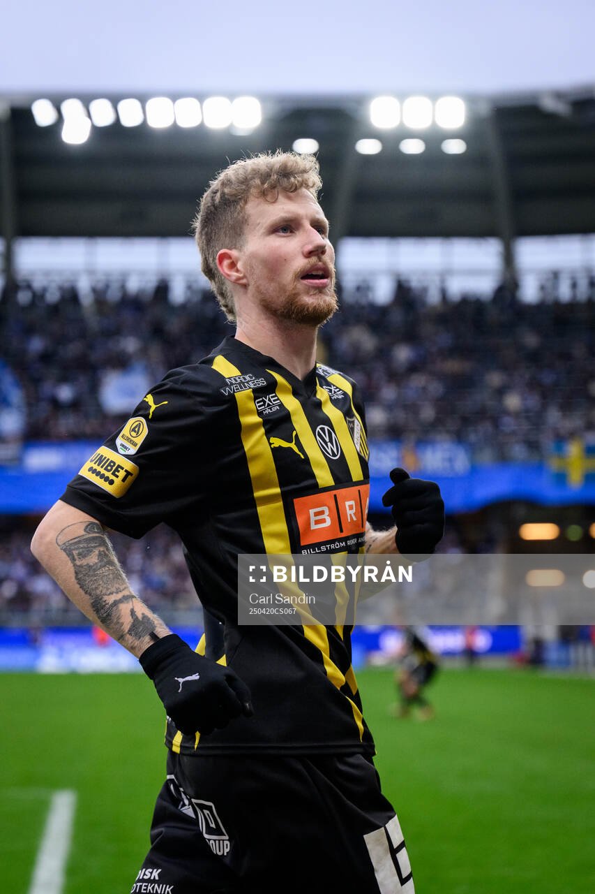 Häckens Simon Gustafson jublar efter 2-3 under fotbollsmatchen i Allsvenskan mellan IFK Göteborg och Häcken den 20 april 2025 i Göteborg. 