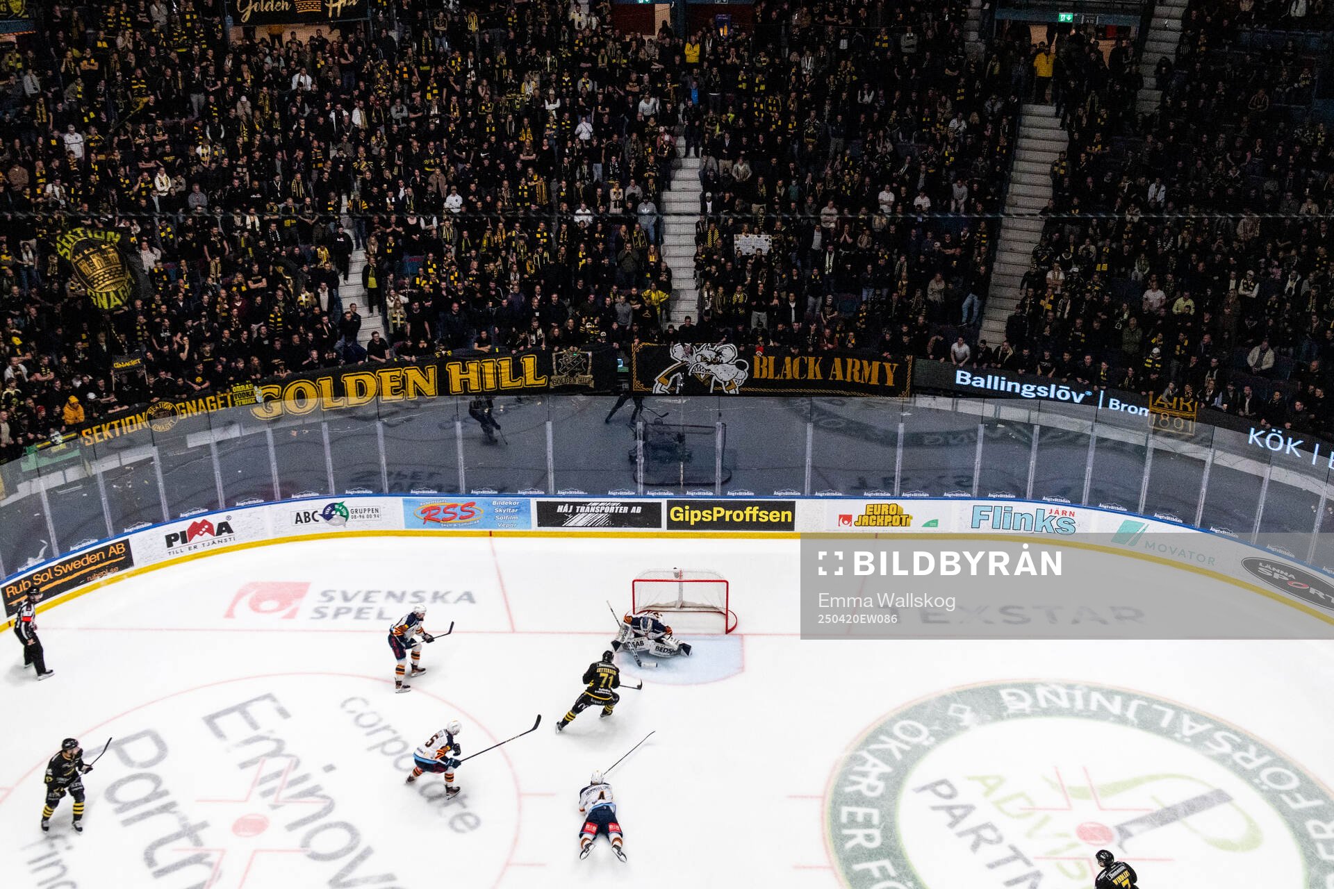 AIKs Lukas Zetterberg gör 3-3 bakom Djurgårdens målvakt