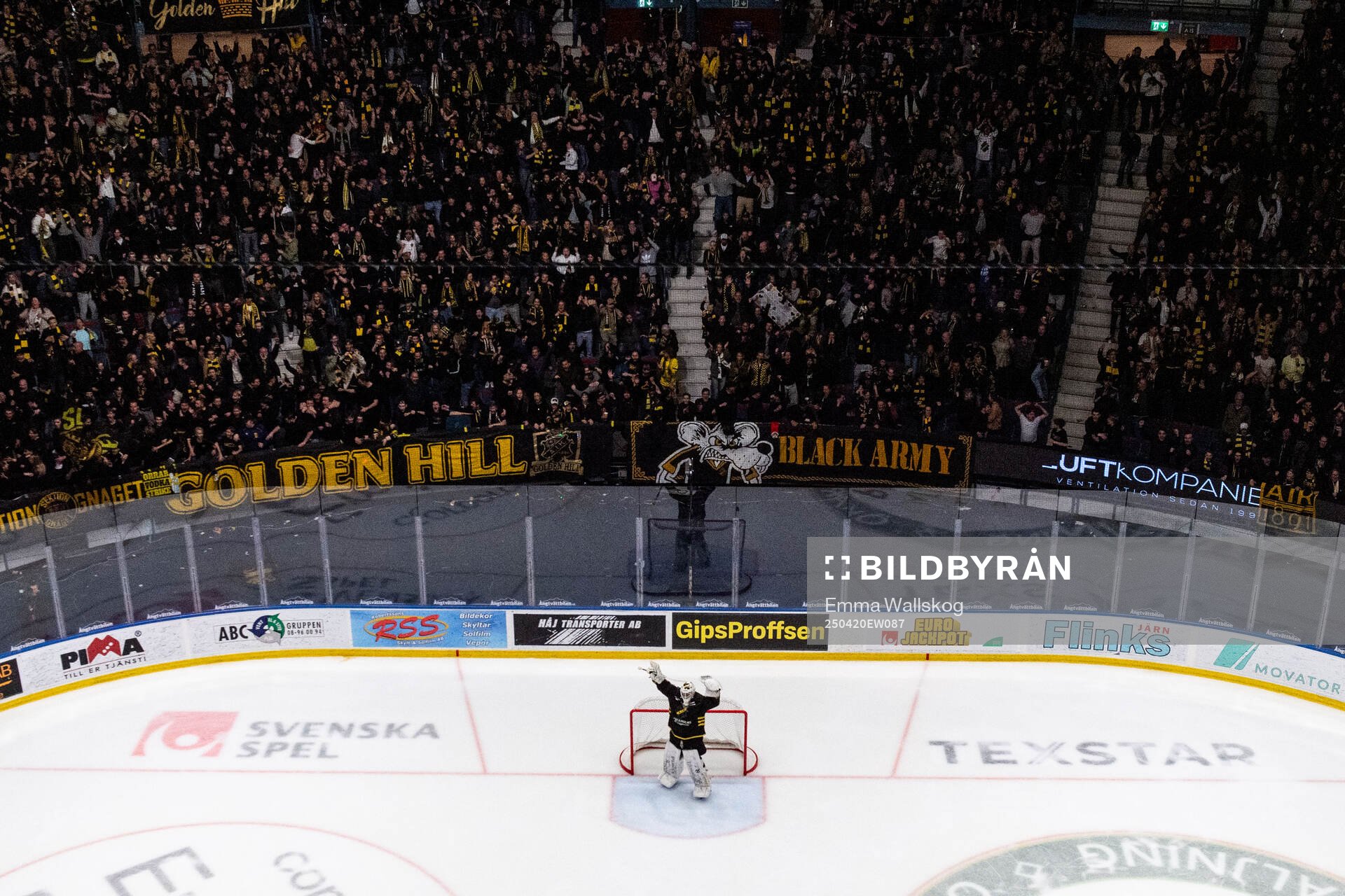 AIKs målvakt Victor Brattström jublar