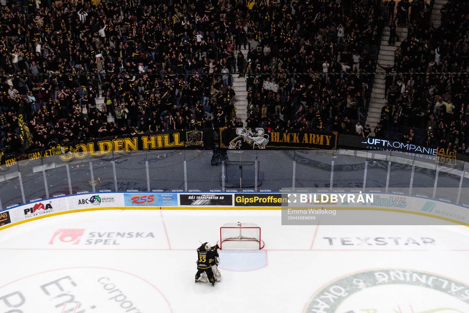 AIKs målvakt Victor Brattström jublar med målvakt