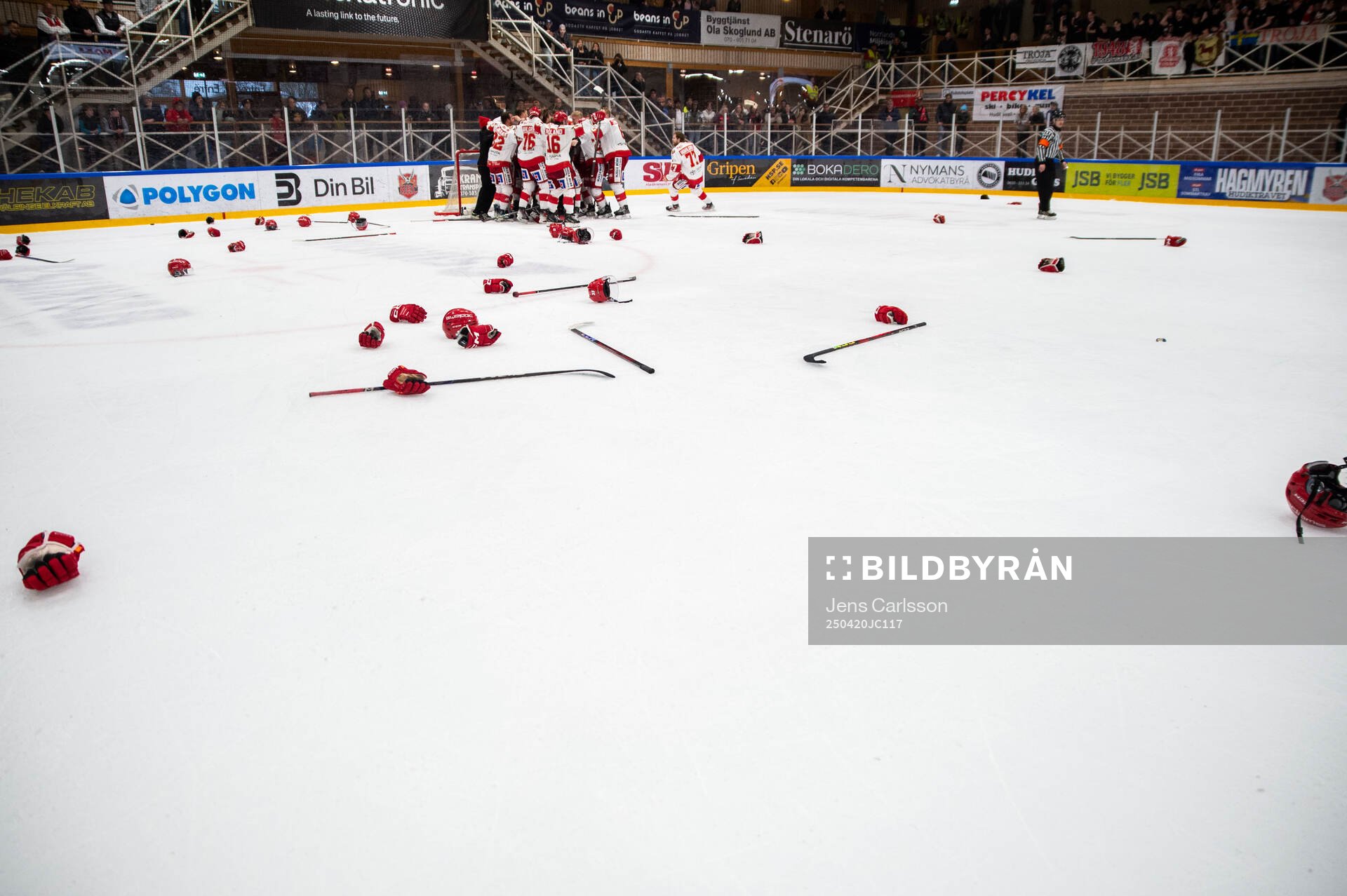 Troja/Ljungbys klubbor, handskar och hjälmar på isen