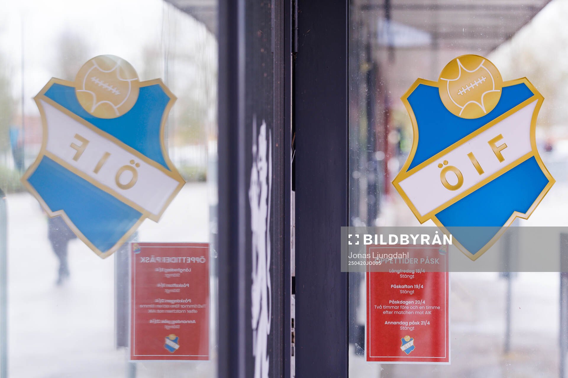Öster klubbmärke på en dörr inför fotbollsmatchen i Allsvenskan mellan Öster och AIK den 20 april 2025 i Växjö. 