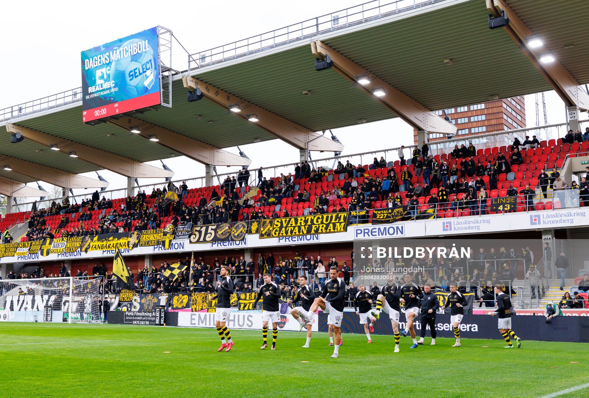 AIK spelare värmer upp