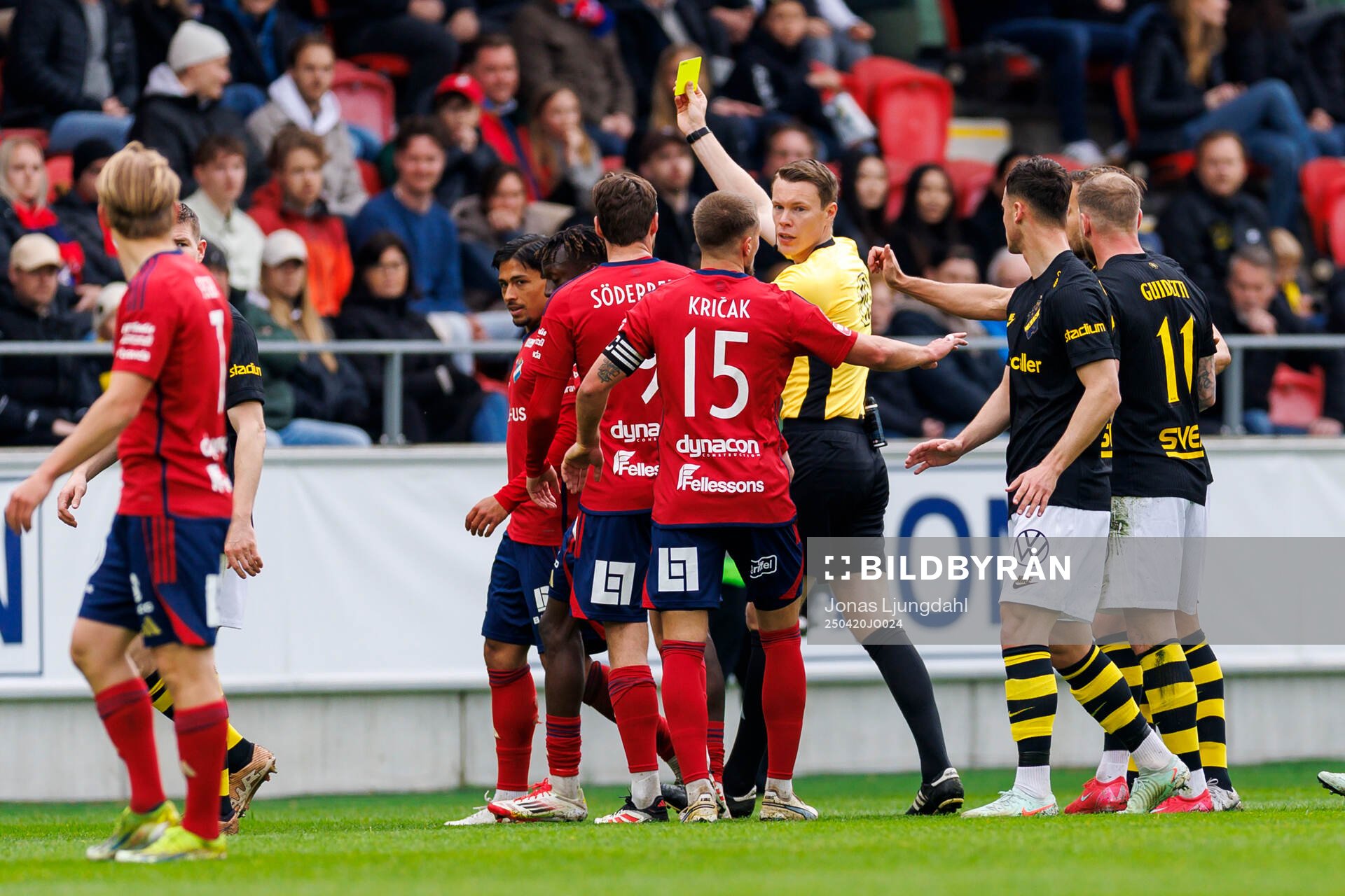 Östers Lukas Bergquist får ett gult kort av Domare Oscar