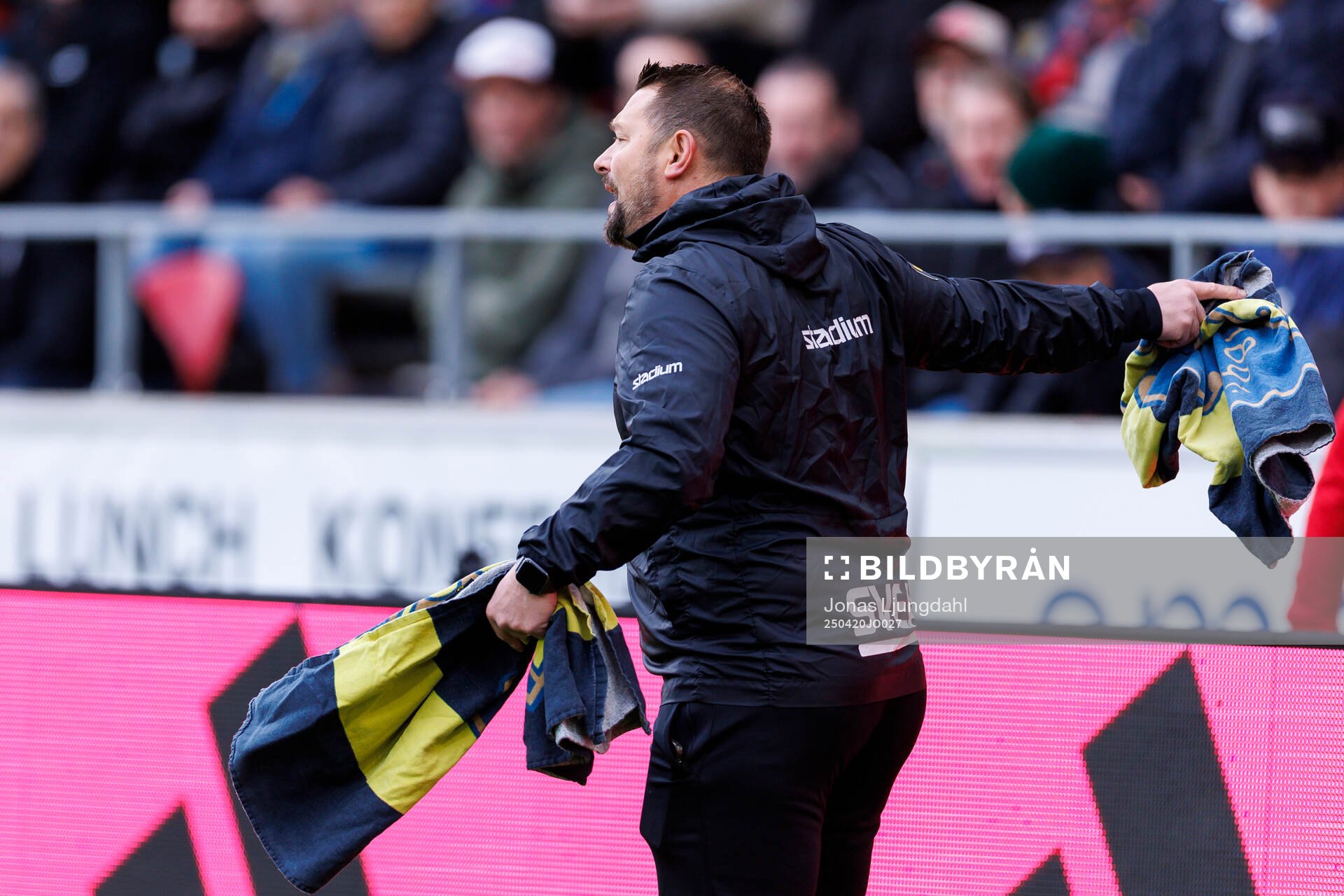 AIKs materialförvaltare Håkan Sjöberg med AIK-handdukar
