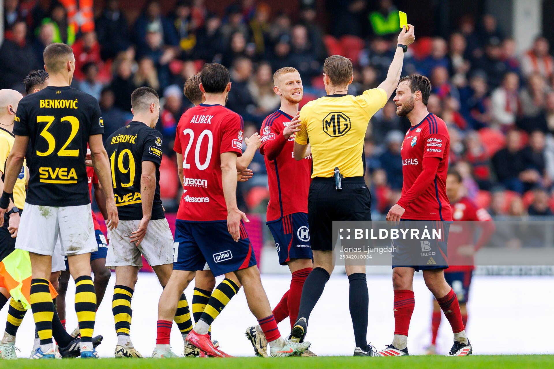 Östers Niklas Söderberg får ett gult kort av Domare