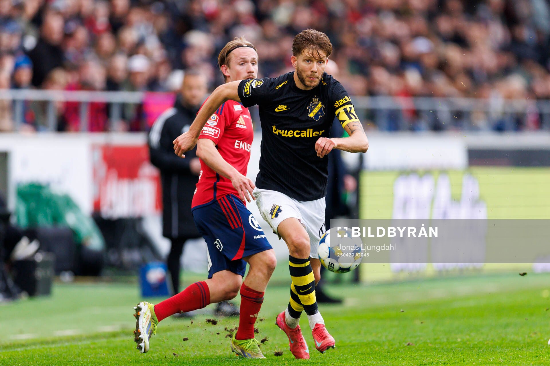 Östers David Seger och AIKs Anton Salétros under fotbollsmatchen i Allsvenskan mellan Öster och AIK den 20 april 2025 i Växjö. 