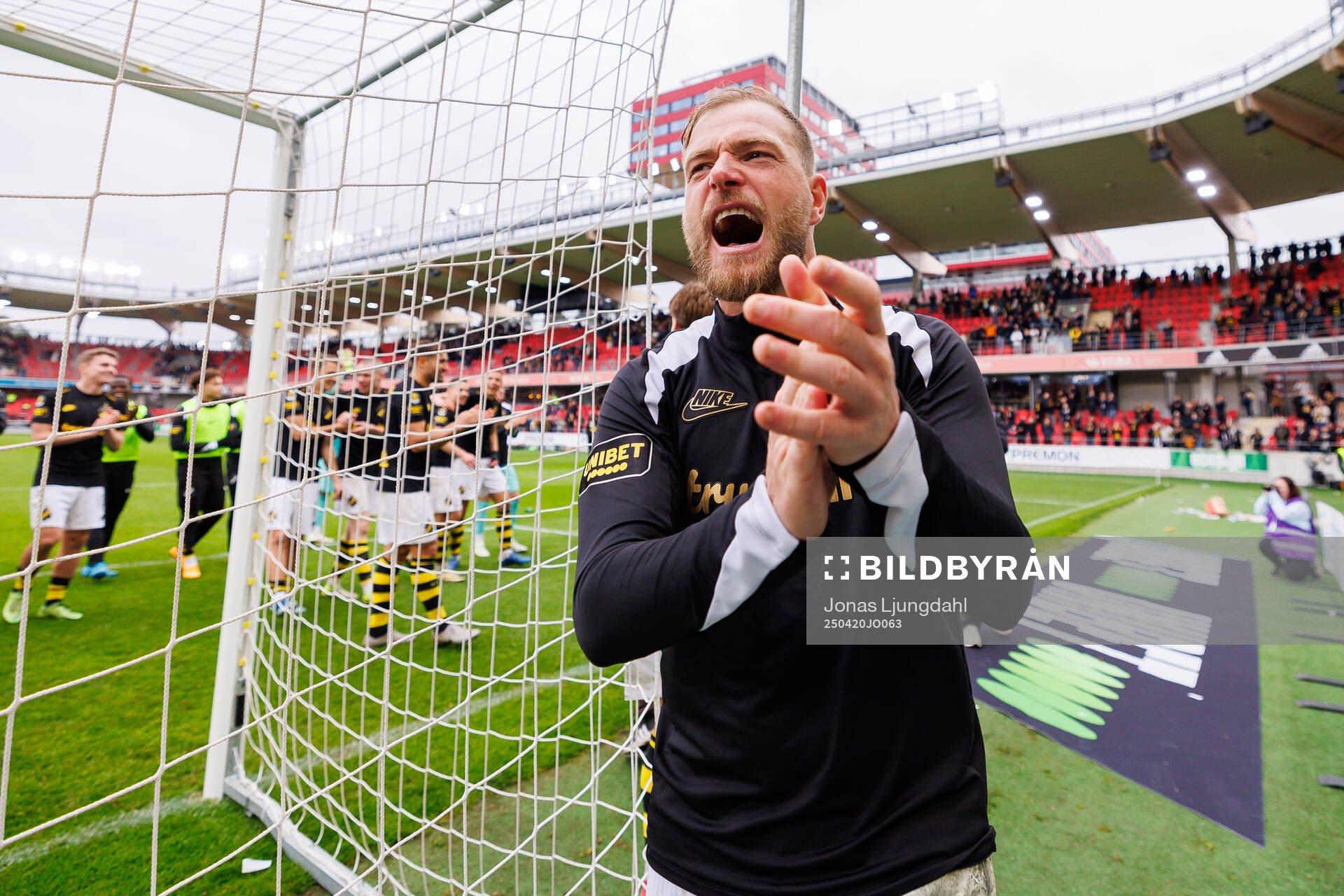 AIKs John Guidetti jublar efter fotbollsmatchen i Allsvenskan mellan Öster och AIK den 20 april 2025 i Växjö. 