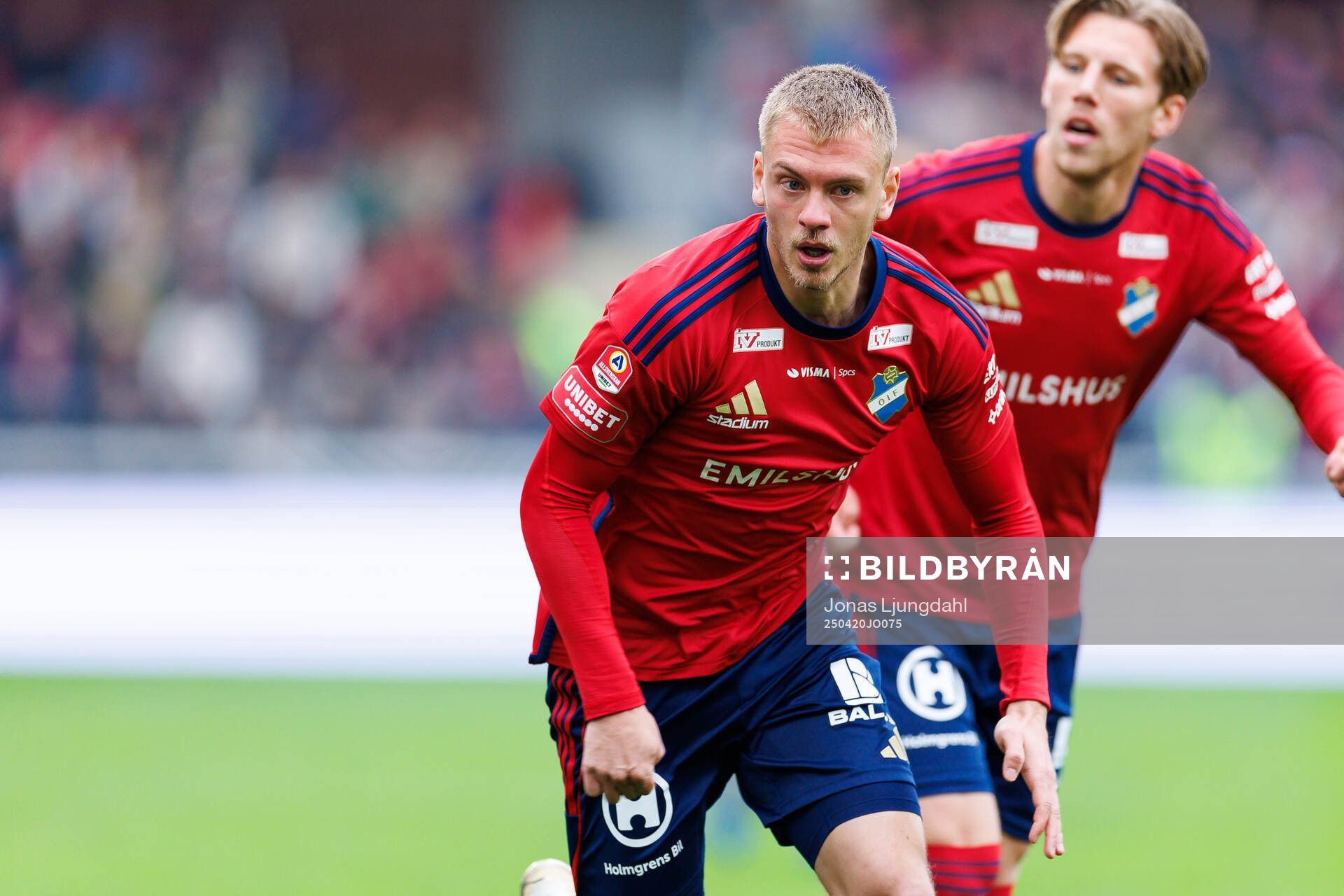 Östers Dennis Olsson under fotbollsmatchen i Allsvenskan mellan Öster och AIK den 20 april 2025 i Växjö. 