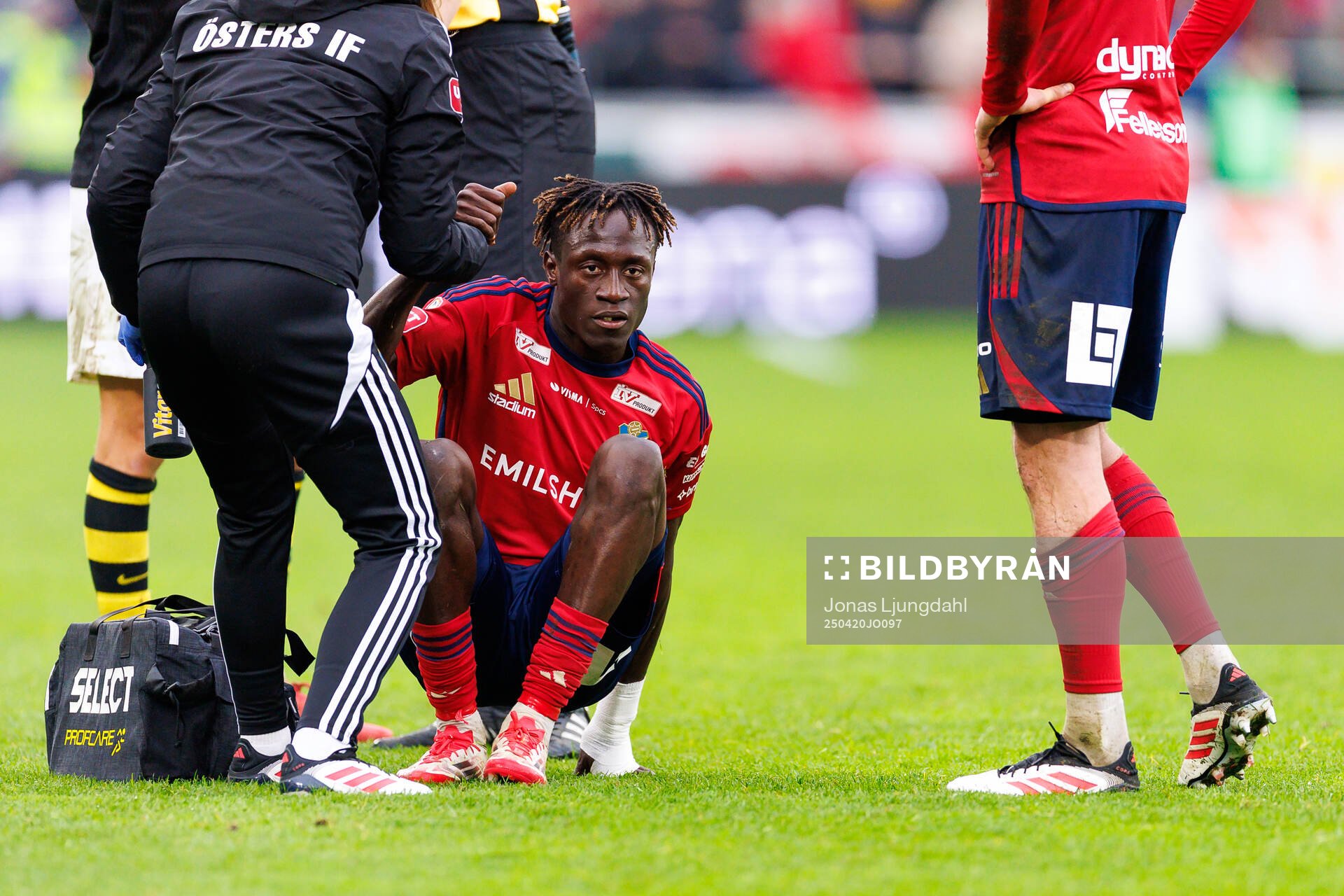 Östers Youssoupha Sanyang får vård på planen