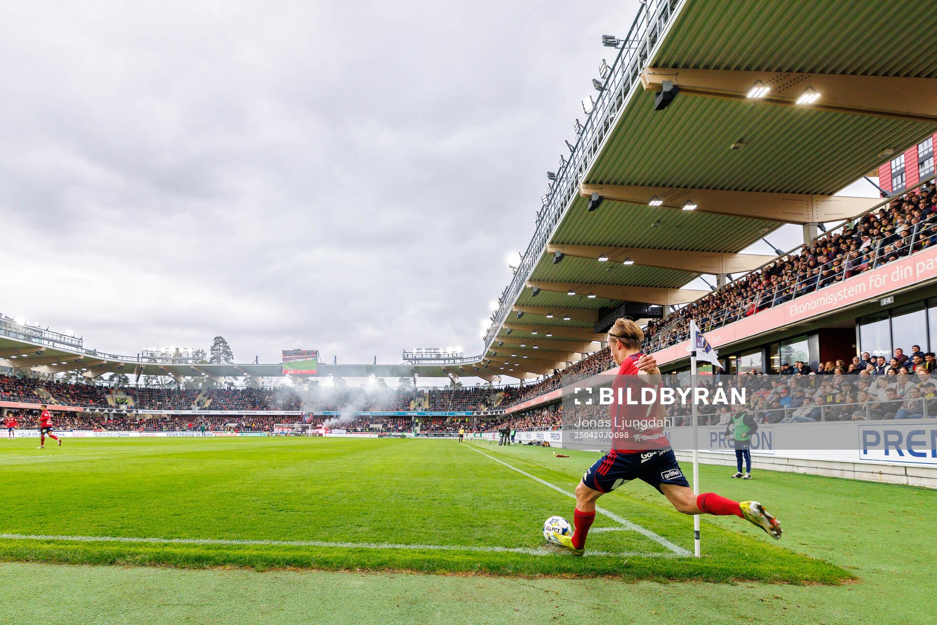 Östers David Seger slår en hörna under fotbollsmatchen i Allsvenskan mellan Öster och AIK den 20 april 2025 i Växjö. 