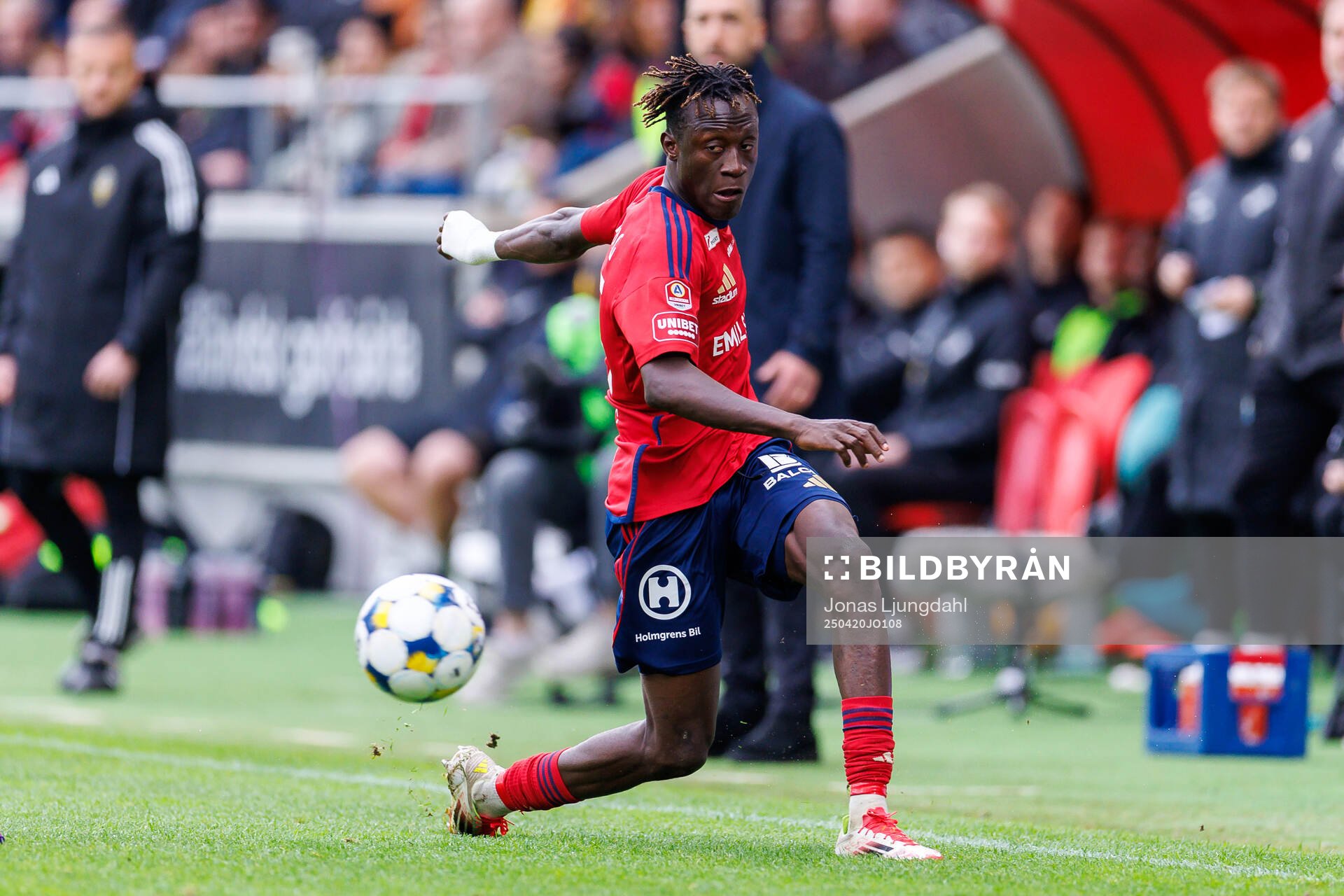 Östers Youssoupha Sanyang under fotbollsmatchen i Allsvenskan mellan Öster och AIK den 20 april 2025 i Växjö. 
